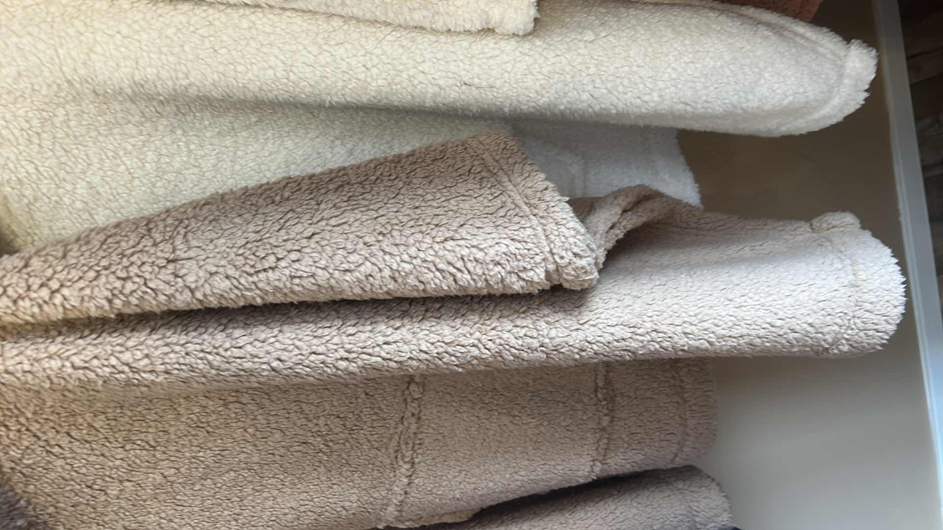 Photo 1 of 2 WOMENS KOOLABURRA BY UGG SHERPA TOPS SIZED XS (APPEAR TO BE A SIZE LARGE