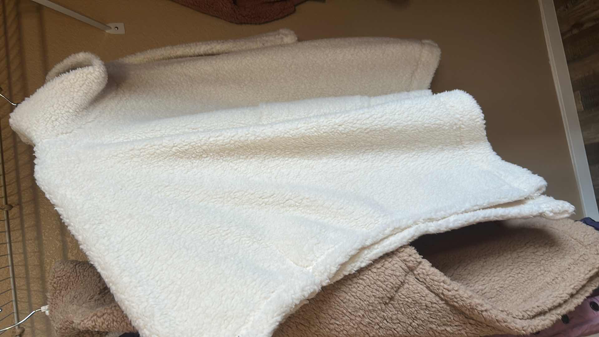 Photo 1 of 2 WOMENS KOOLABURRA BY UGG SHERPA TOPS SIZED XS (APPEAR TO BE A SIZE LARGE