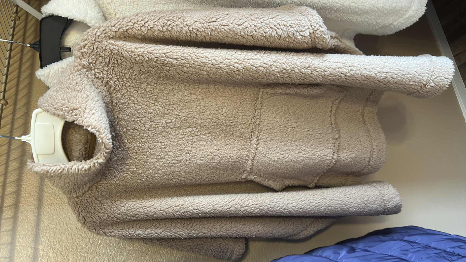 Photo 1 of 2 WOMENS KOOLABURRA BY UGG SHERPA TOPS SIZED XS (APPEAR TO BE A SIZE LARGE