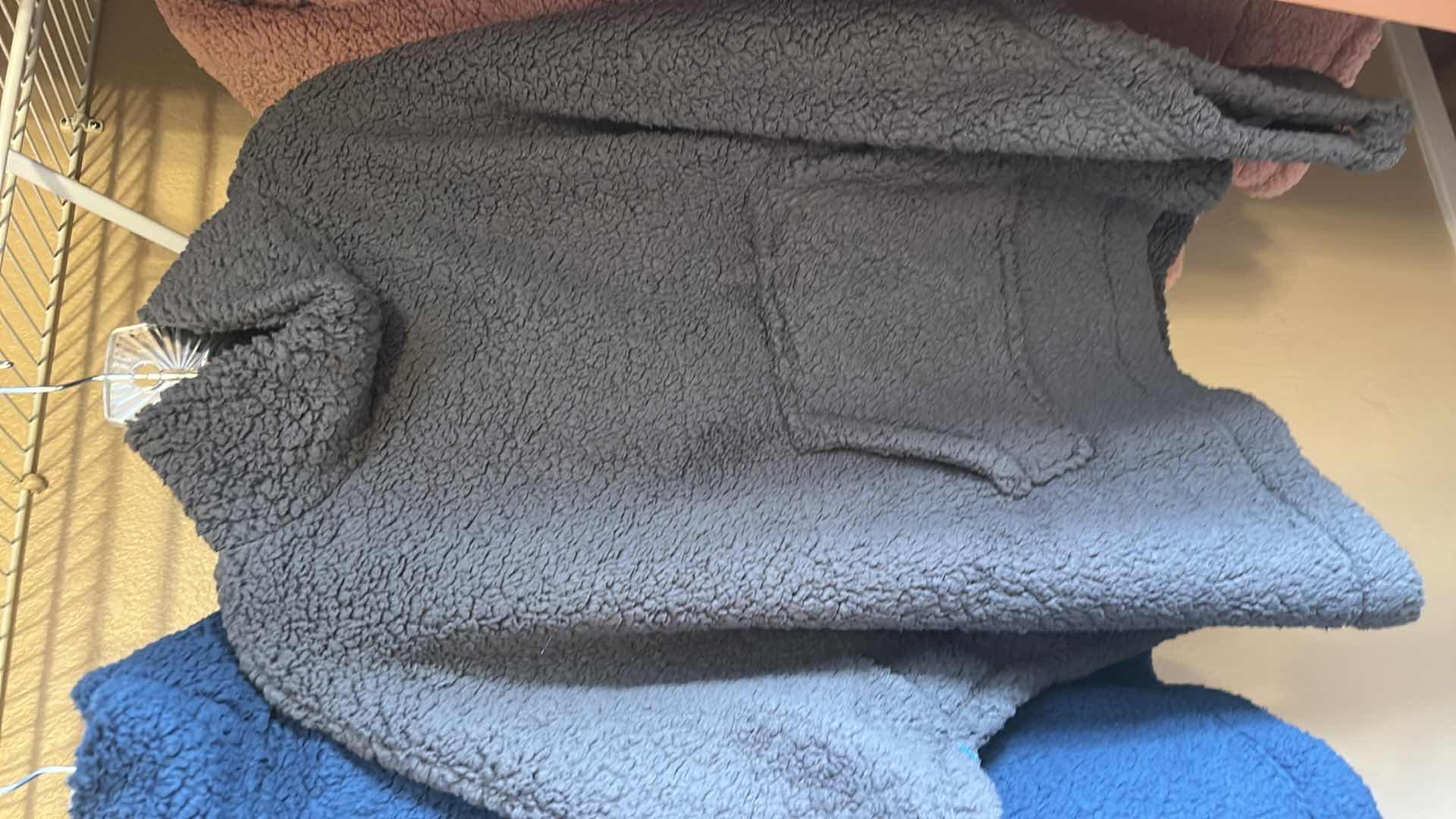 Photo 1 of 2 WOMENS KOOLABURRA BY UGG SHERPA TOPS SIZED S (APPEAR TO BE A SIZE LARGE