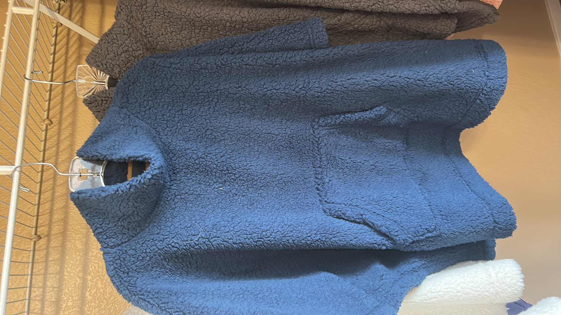 Photo 1 of 2 WOMENS KOOLABURRA BY UGG SHERPA TOPS SIZED S (APPEAR TO BE A SIZE LARGE