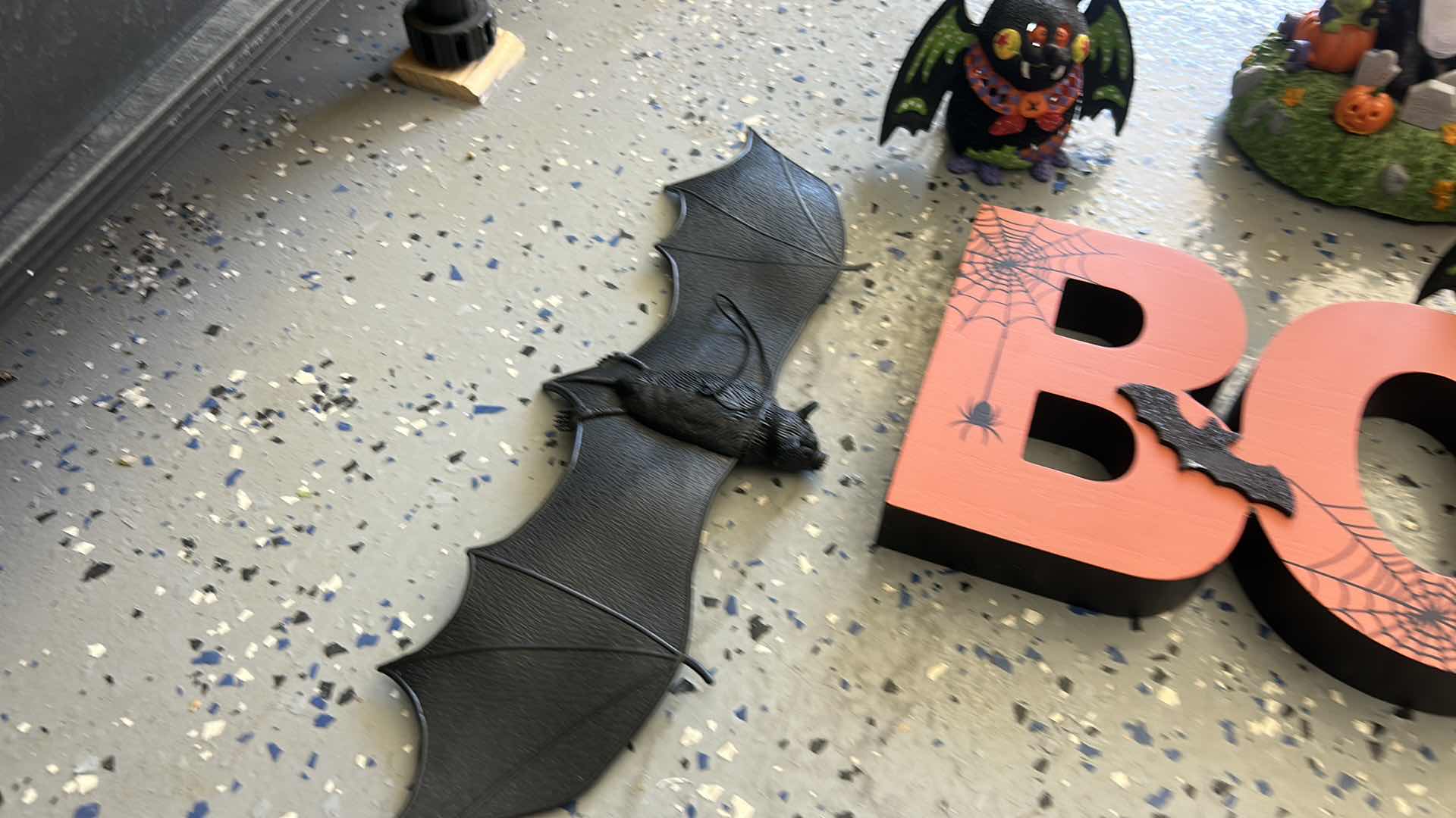 Photo 1 of BOX - HALLOWEEN DECOR