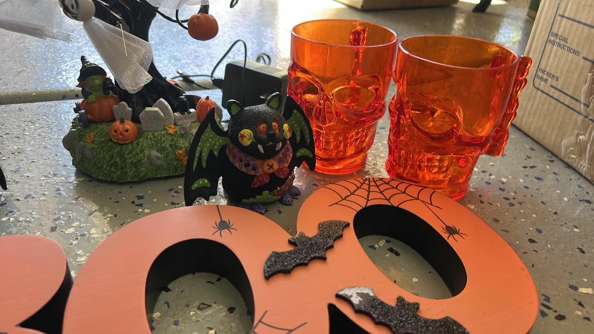 Photo 1 of BOX - HALLOWEEN DECOR