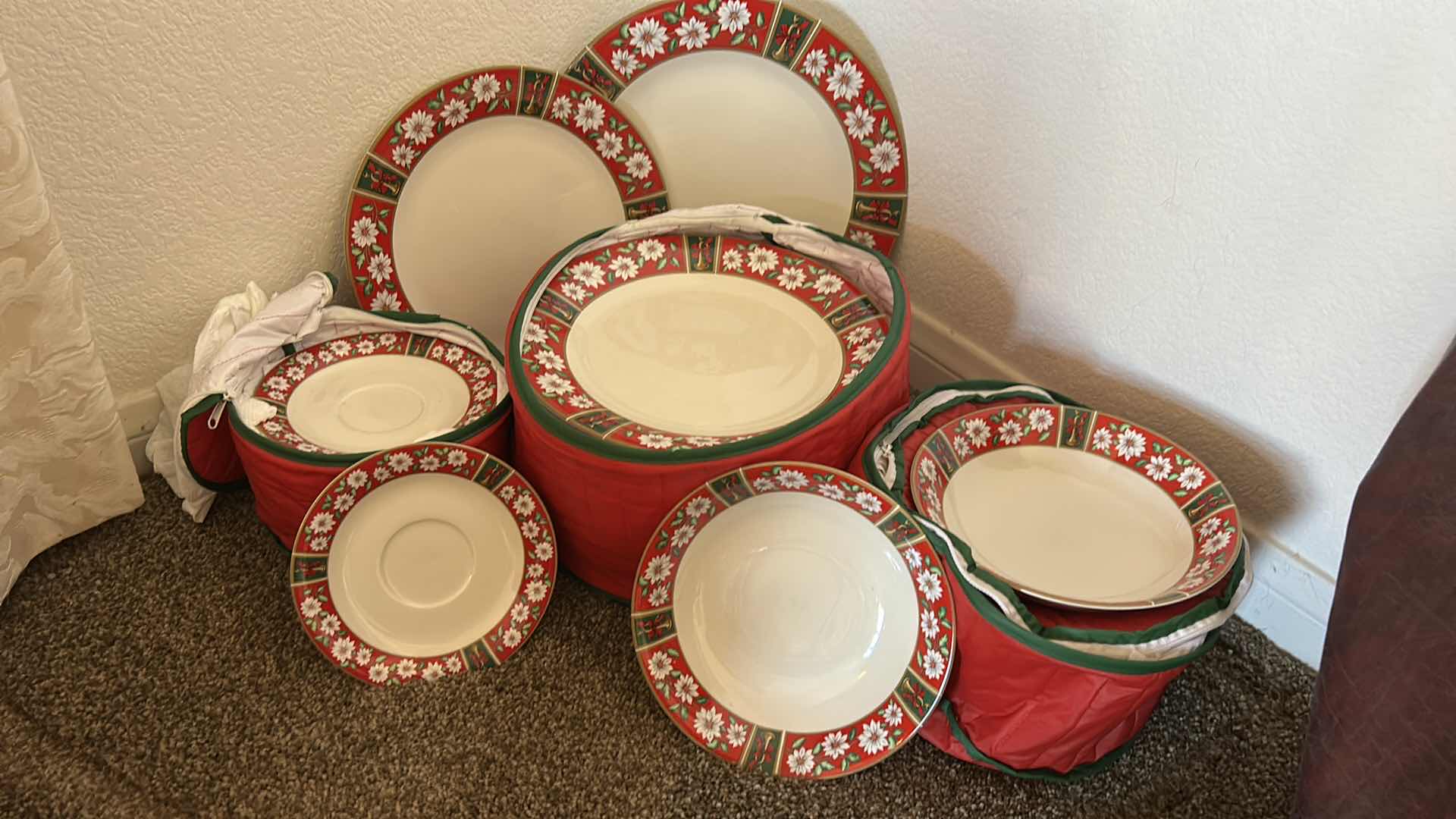 Photo 1 of 37 PC CHARLTON HALL KOBE CHRISTMAS PLATES