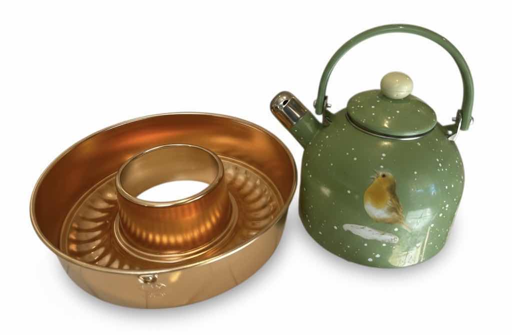 Photo 1 of MIRRO 11 CUP BUNDT CAKE PAN & TEAPOT