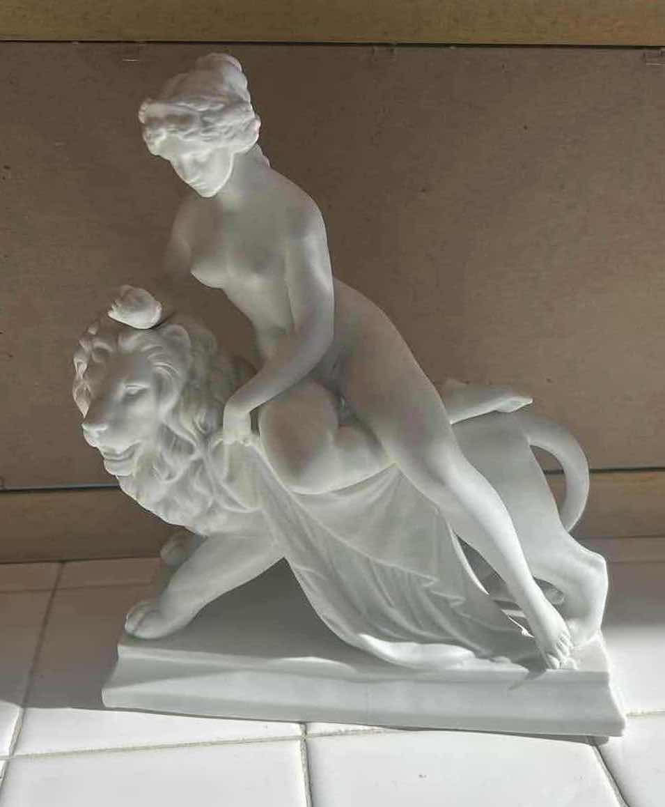 Photo 1 of PARIAN SCULPTURE “UNA AND THE LION” H10”