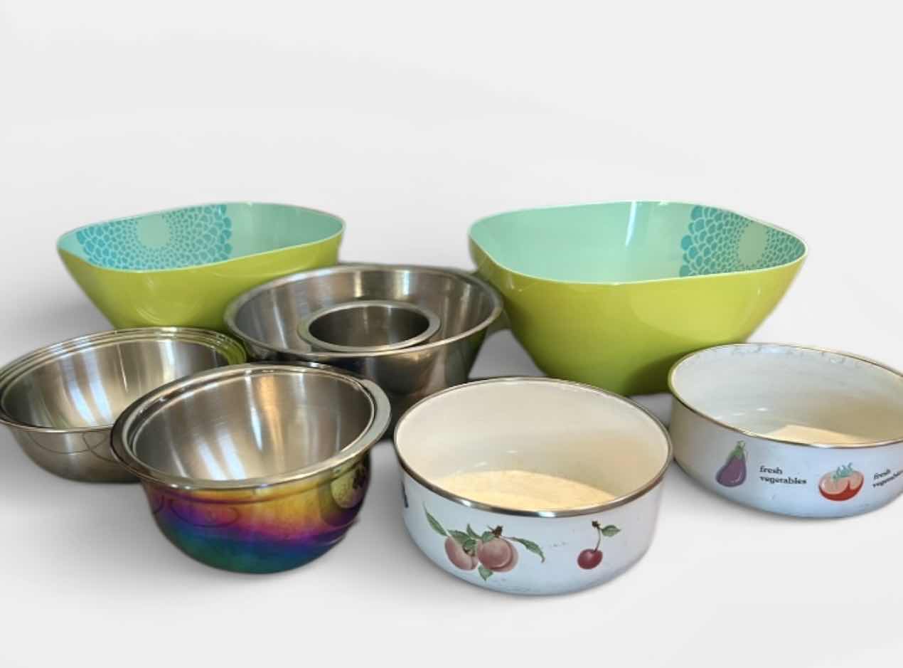Photo 1 of KITCHEN ITEMS/ MIXING BOWLS