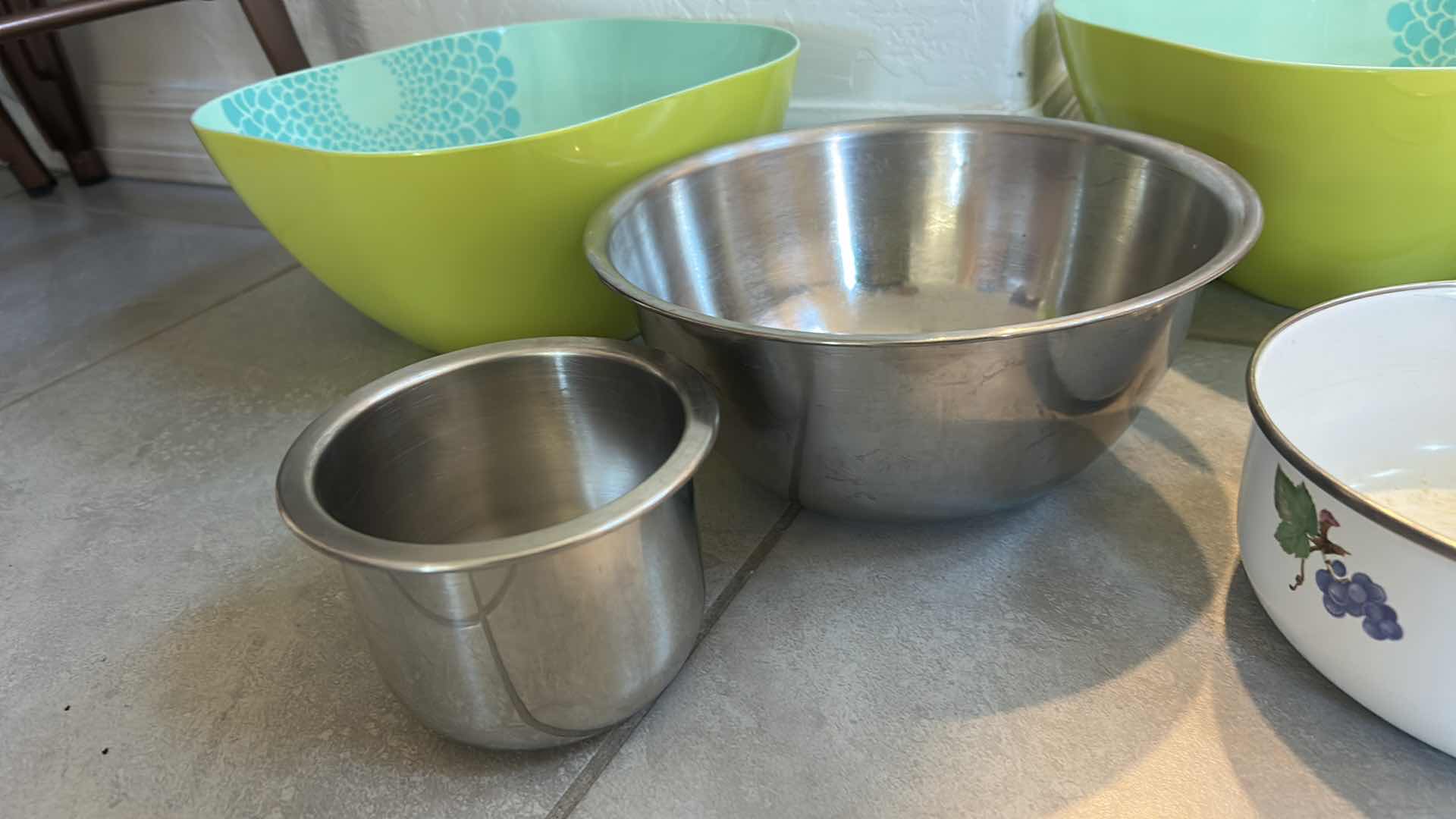 Photo 1 of KITCHEN ITEMS/ MIXING BOWLS
