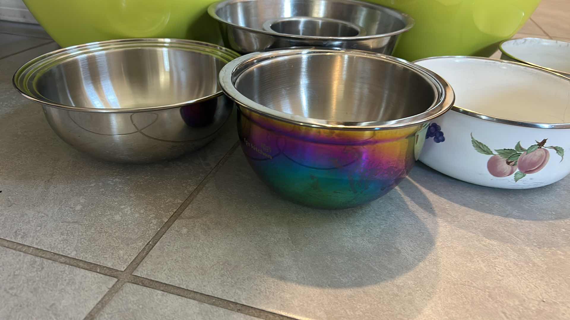 Photo 1 of KITCHEN ITEMS/ MIXING BOWLS