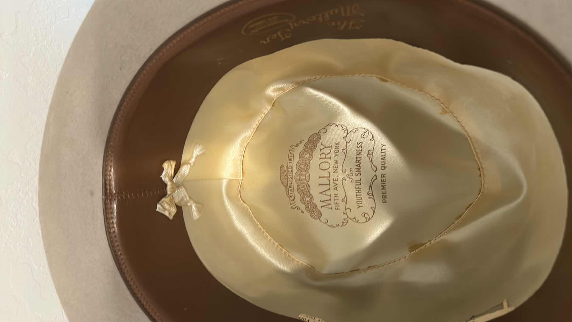 Photo 1 of "MALLORY TEN " VINTAGE DOBBS 5th AVENUE HAT