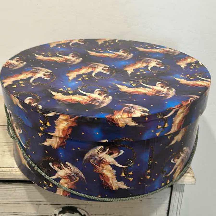 Photo 1 of 3- STRAW HATS IN HAT BOX