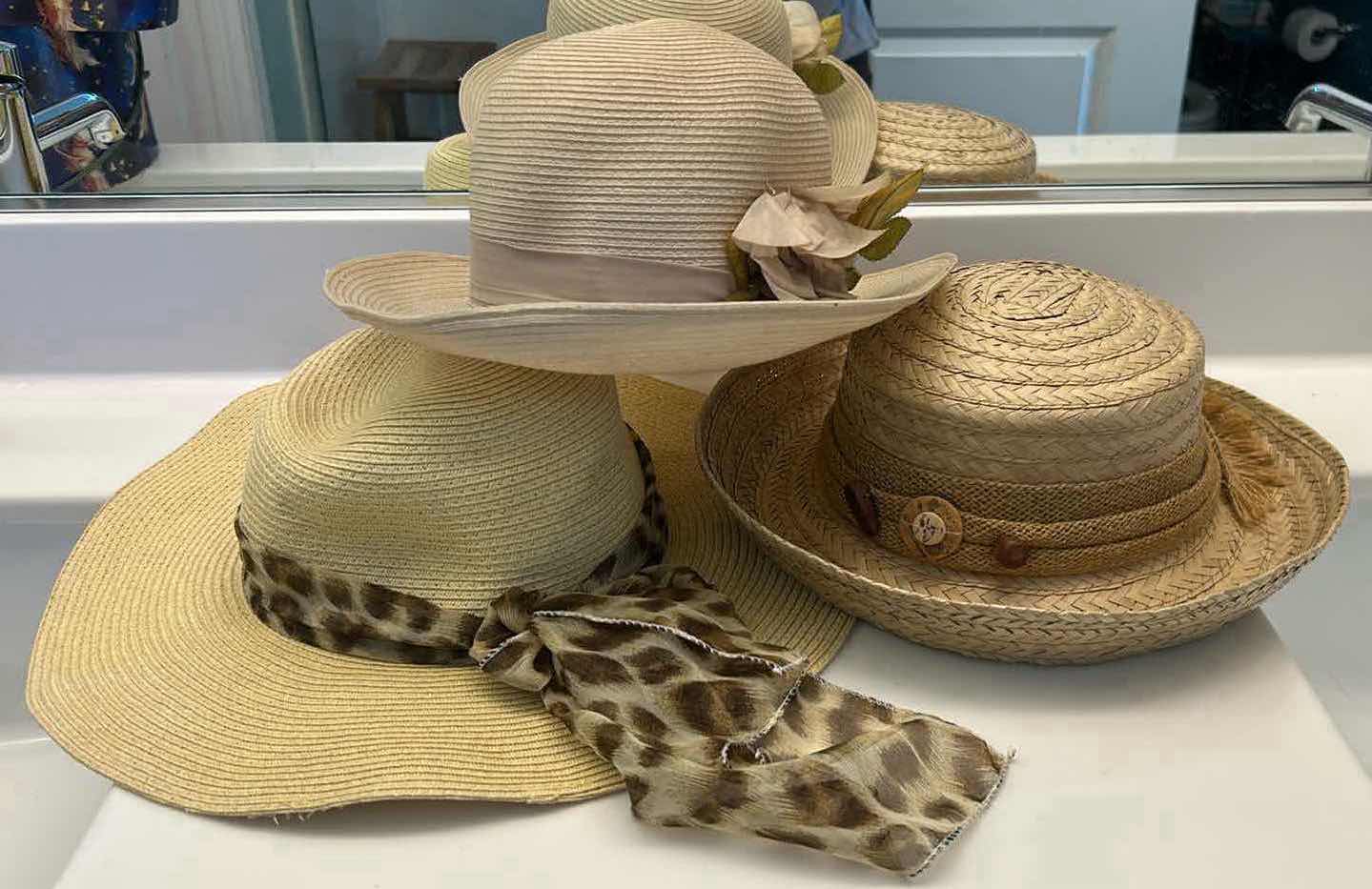 Photo 1 of 3- STRAW HATS IN HAT BOX