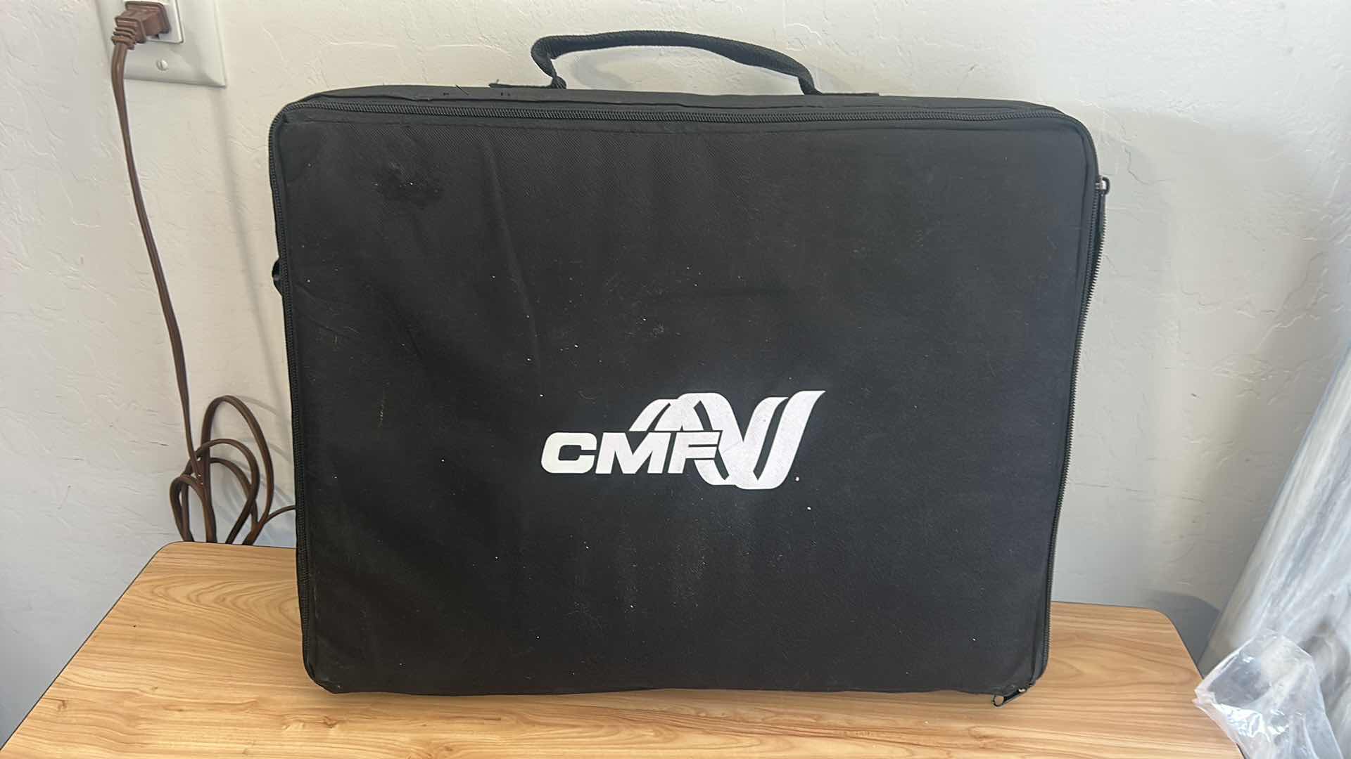 Photo 1 of CMF SPINALOGIC BONE GROWTH STIMULATOR WITH CARRYING CASE.