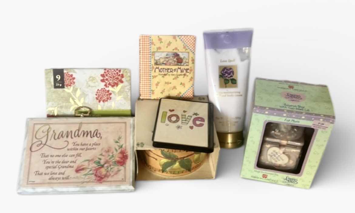 Photo 1 of MOM AND GRANDMA GIFTS