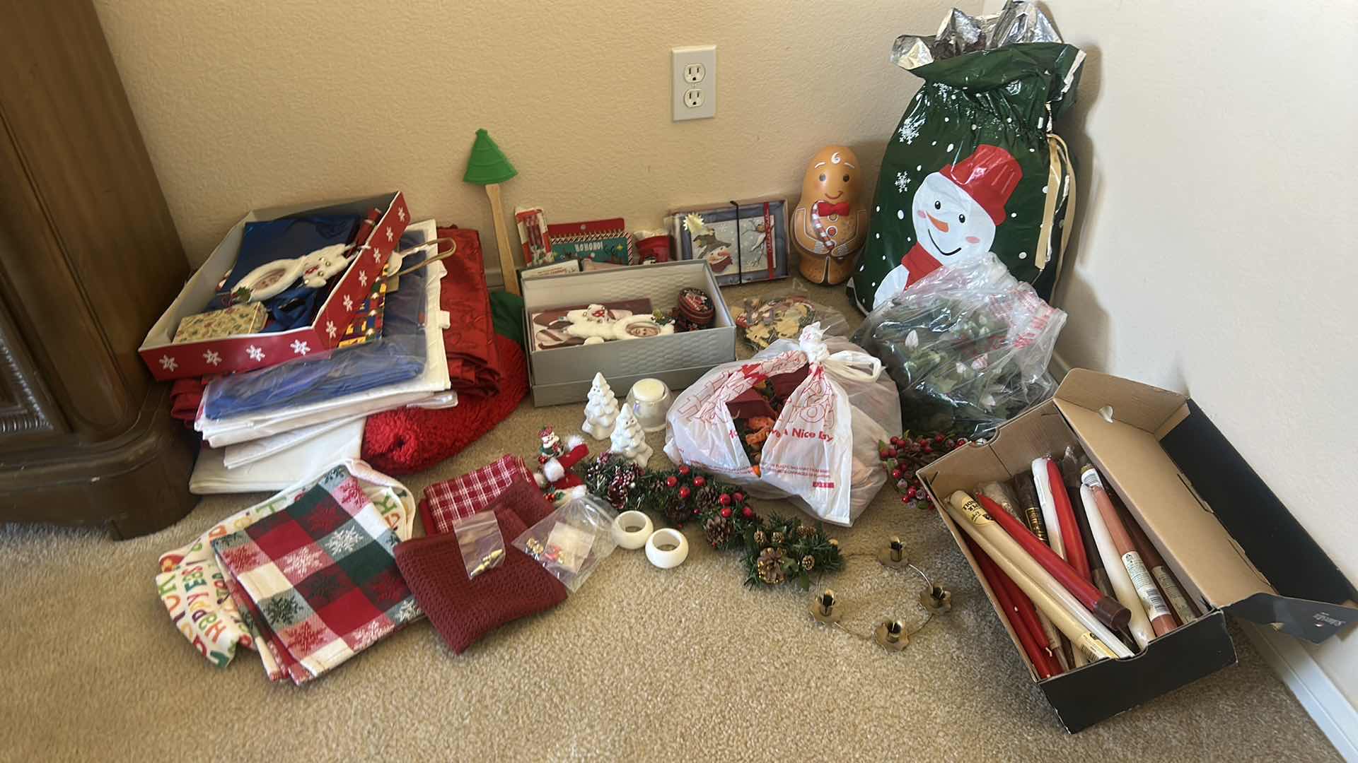 Photo 1 of CHRISTMAS DECOR