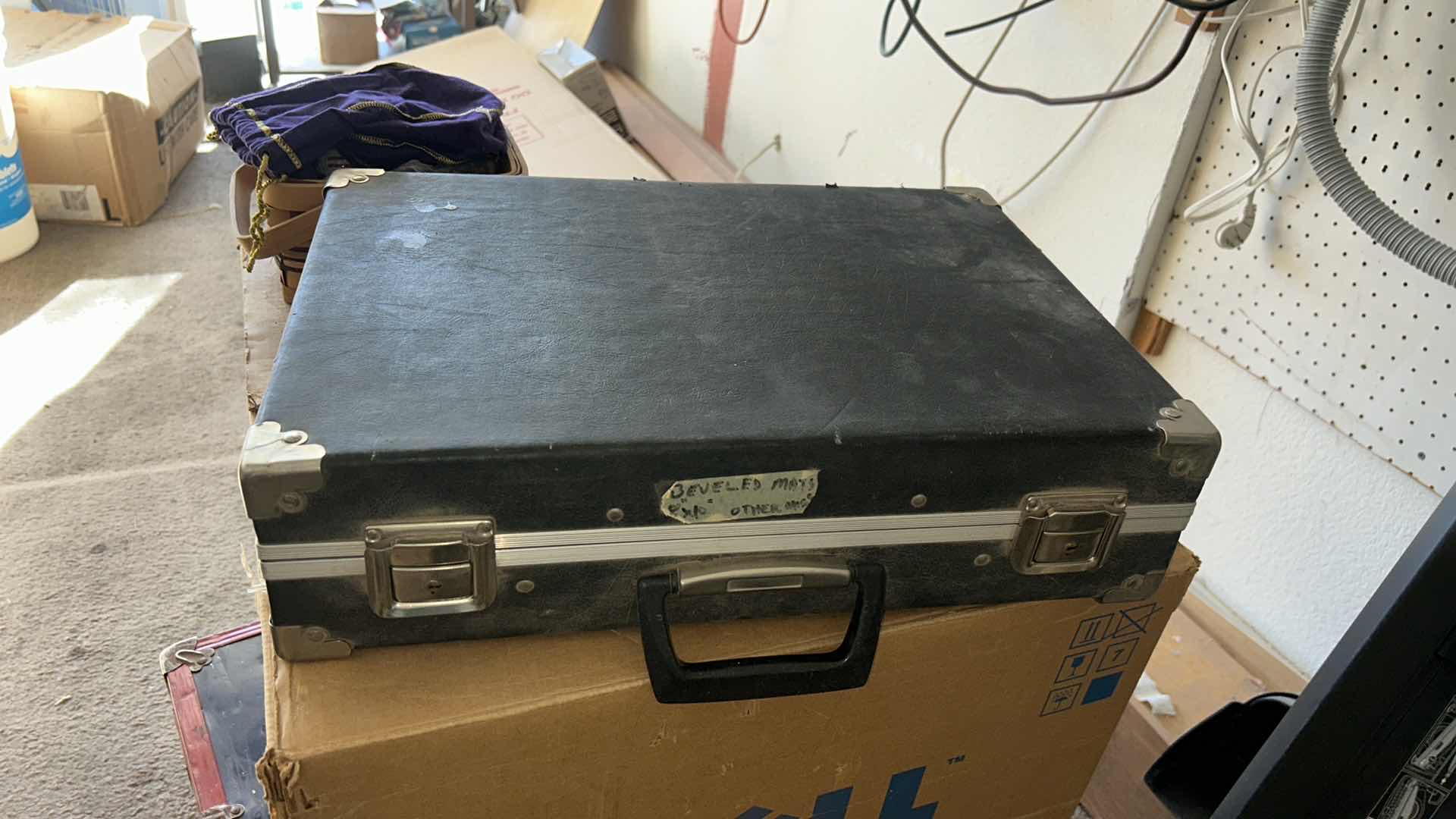 Photo 1 of CASE FULL OF ART/ PHOTO MOUNTING