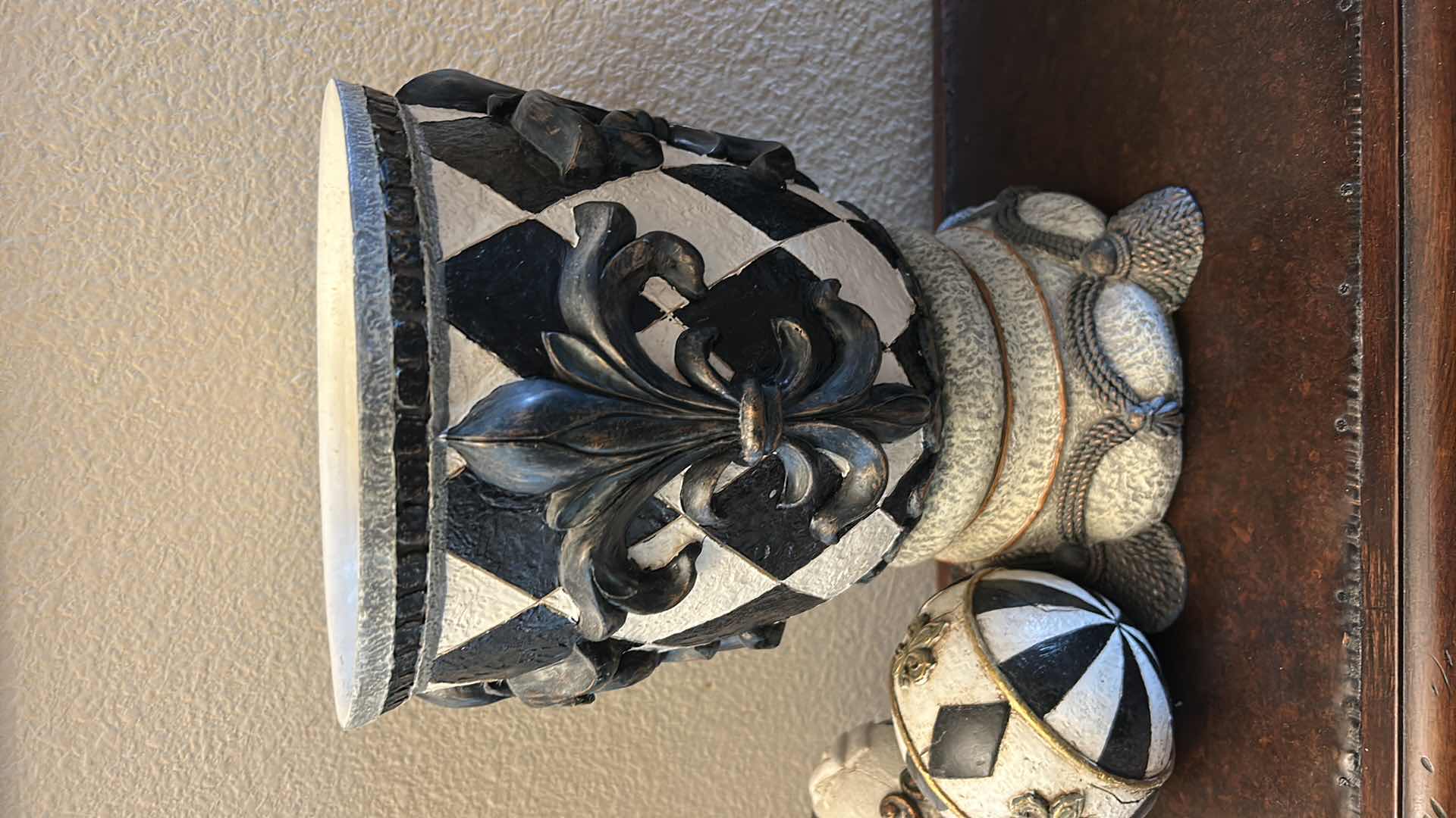 Photo 1 of 2 CERAMIC / POTTERY VASE/URNS H12”