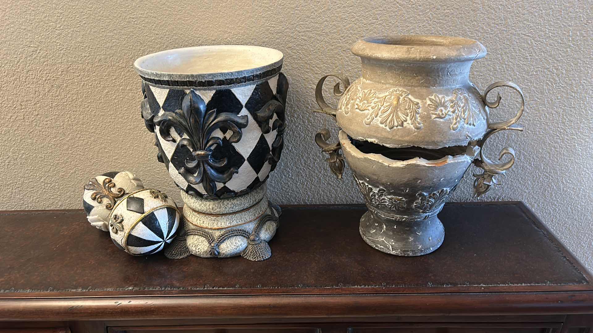 Photo 1 of 2 CERAMIC / POTTERY VASE/URNS H12”