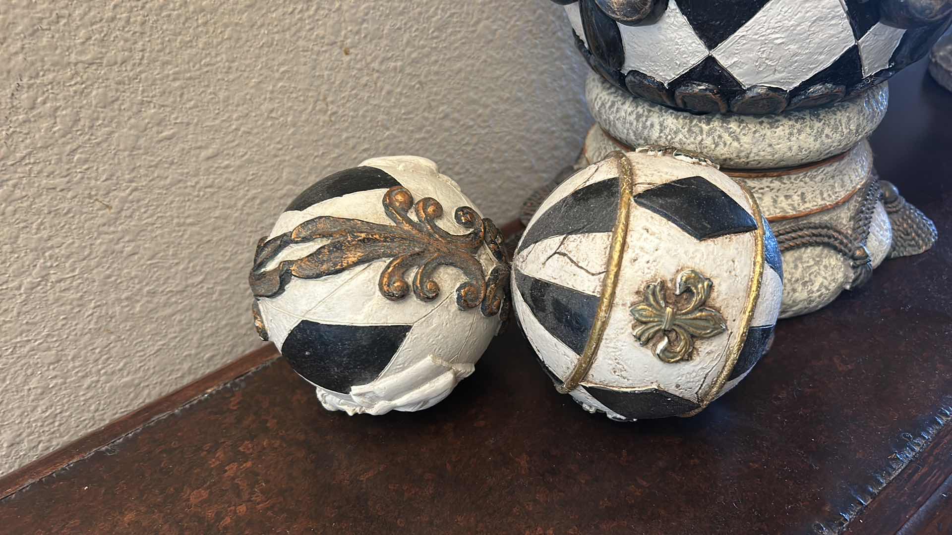 Photo 1 of 2 CERAMIC / POTTERY VASE/URNS H12”