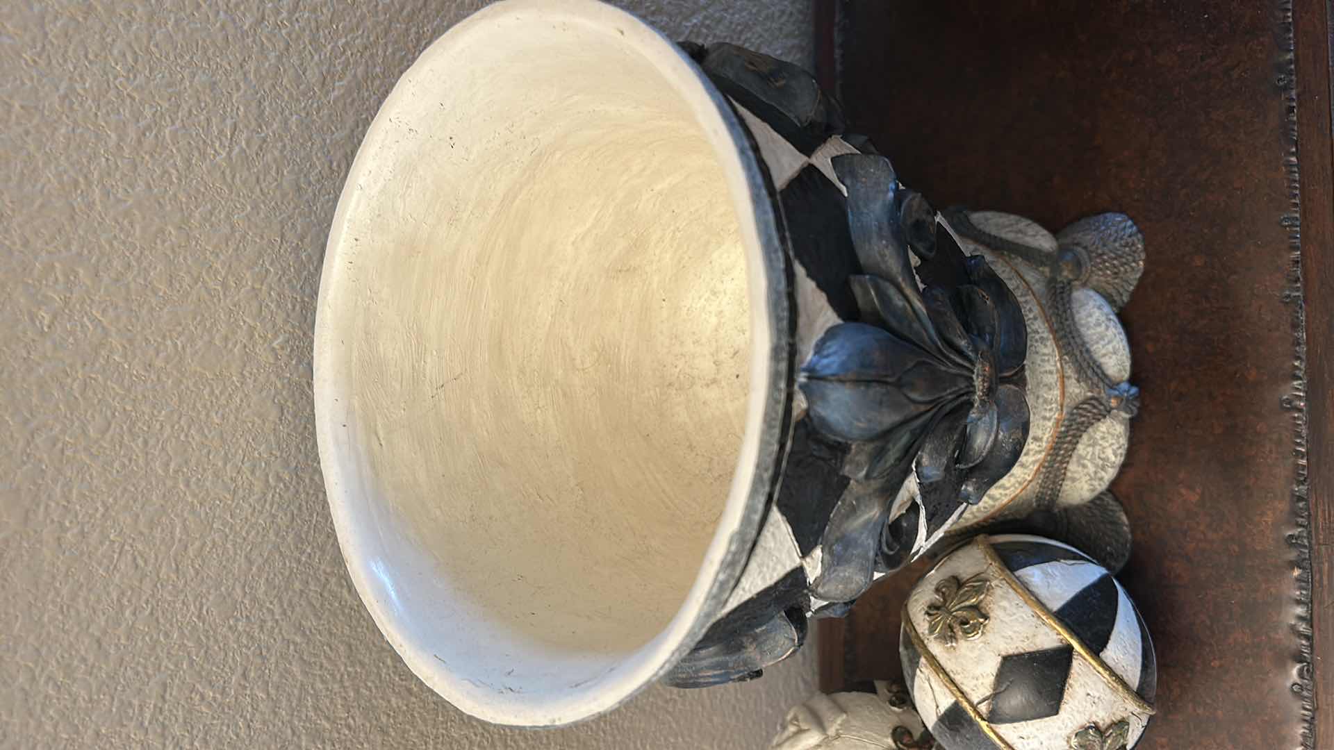 Photo 1 of 2 CERAMIC / POTTERY VASE/URNS H12”