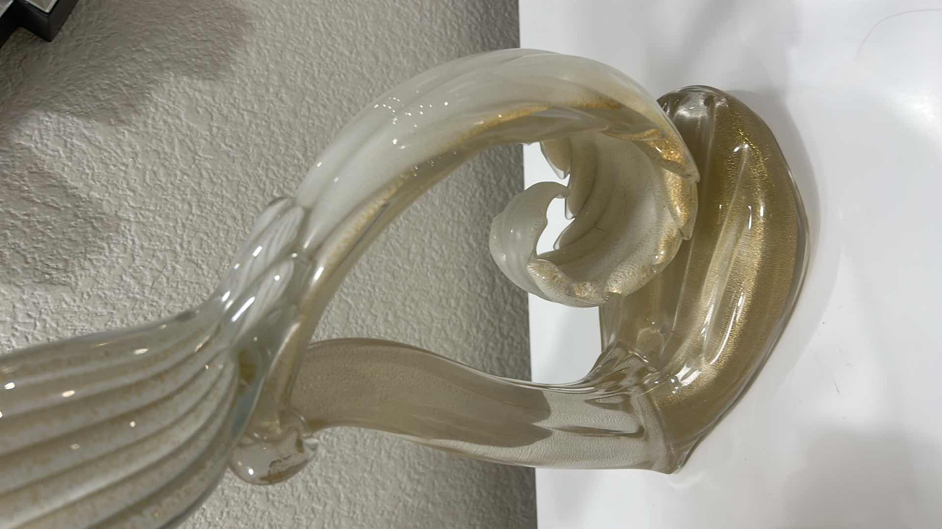 Photo 1 of PAIR OF MID-CENTURY MURANO HANDBLOWN GLASS BIRDS, ATTRIBUTED TO ALFREDO BARBINI.
• DESIGN: WHITE LATTIMO GLASS WITH 24 KT GOLD LEAF INCLUSIONS THROUGHOUT.
• MAKER: ATTRIBUTED TO RENOWNED MURANO GLASS ARTIST ALFREDO BARBINI.
• DIMENSIONS: APPROXIMATELY H1