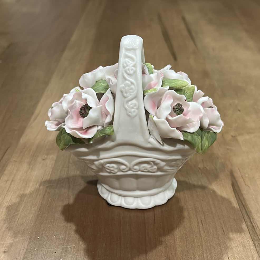 Photo 1 of AYNSLEY FINE BONE CHINA FLOWER BASKET FIGURINE, FEATURES HAND-MODELED PINK AND WHITE FLOWERS WITH GREEN LEAVES.
CRAFTED IN ENGLAND FROM FINE BONE CHINA WITH DELICATE, INTRICATE FLORAL DETAILING. H5”