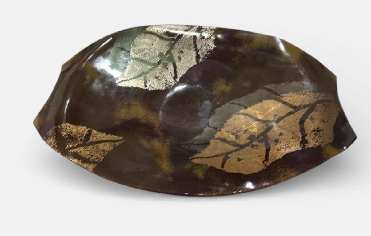 Photo 1 of CALIFORNIA ARTIST, HIGHLY COLLECTIBLE 20TH CENTURY DECORATIVE ART PIECE.- VINTAGE TONY EVANS ART GLASS OVAL PLATTER WITH METALLIC FOIL LEAF DESIGN.
FUSED GOLD OR SILVER FOIL LEAVES ON COLORED GLASS. 28” x 19 1/2” x H3.5”