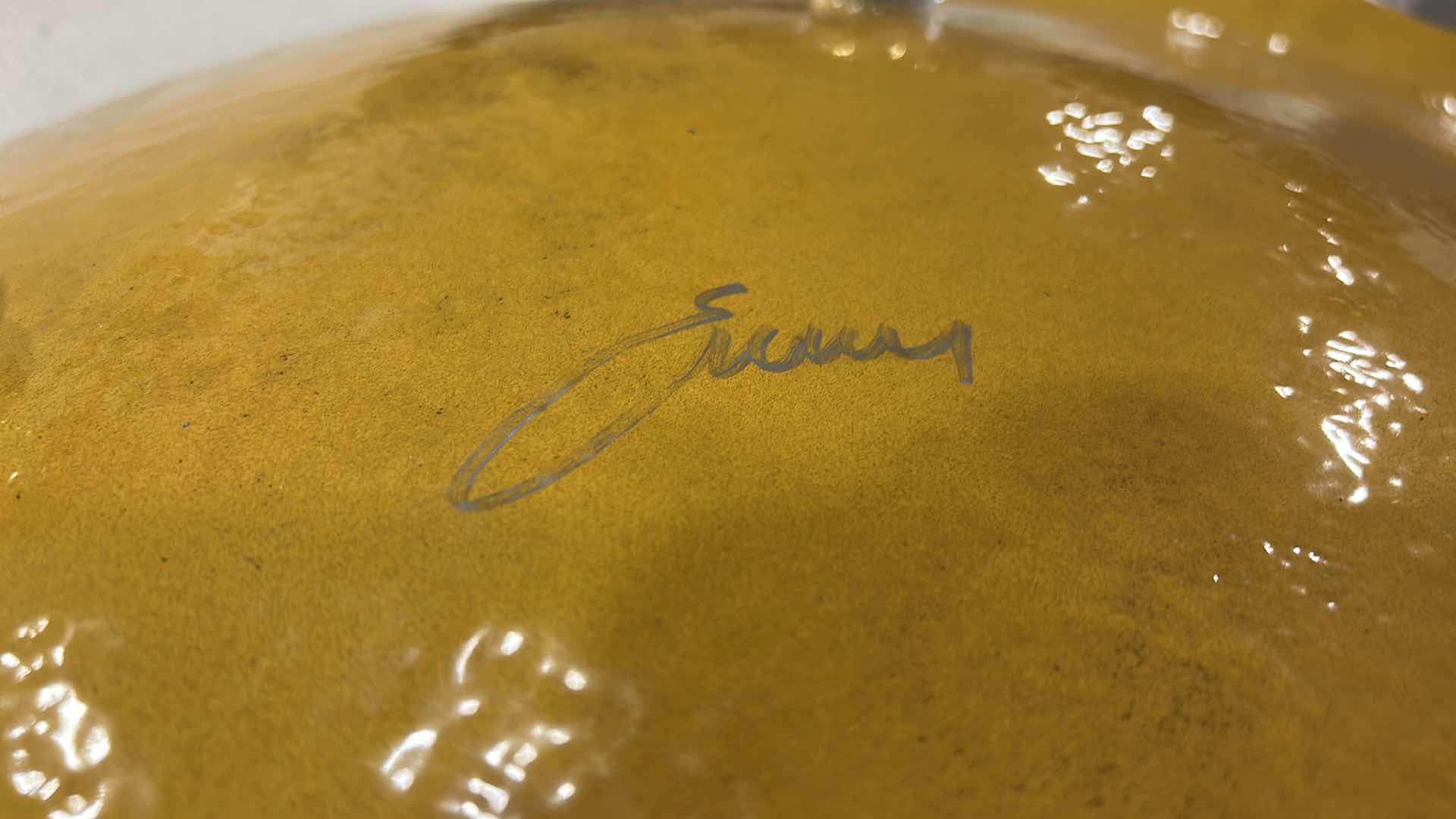 Photo 1 of CALIFORNIA ARTIST, HIGHLY COLLECTIBLE 20TH CENTURY DECORATIVE ART PIECE.- VINTAGE TONY EVANS ART GLASS OVAL PLATTER WITH METALLIC FOIL LEAF DESIGN.
FUSED GOLD OR SILVER FOIL LEAVES ON COLORED GLASS. 28” x 19 1/2” x H3.5”