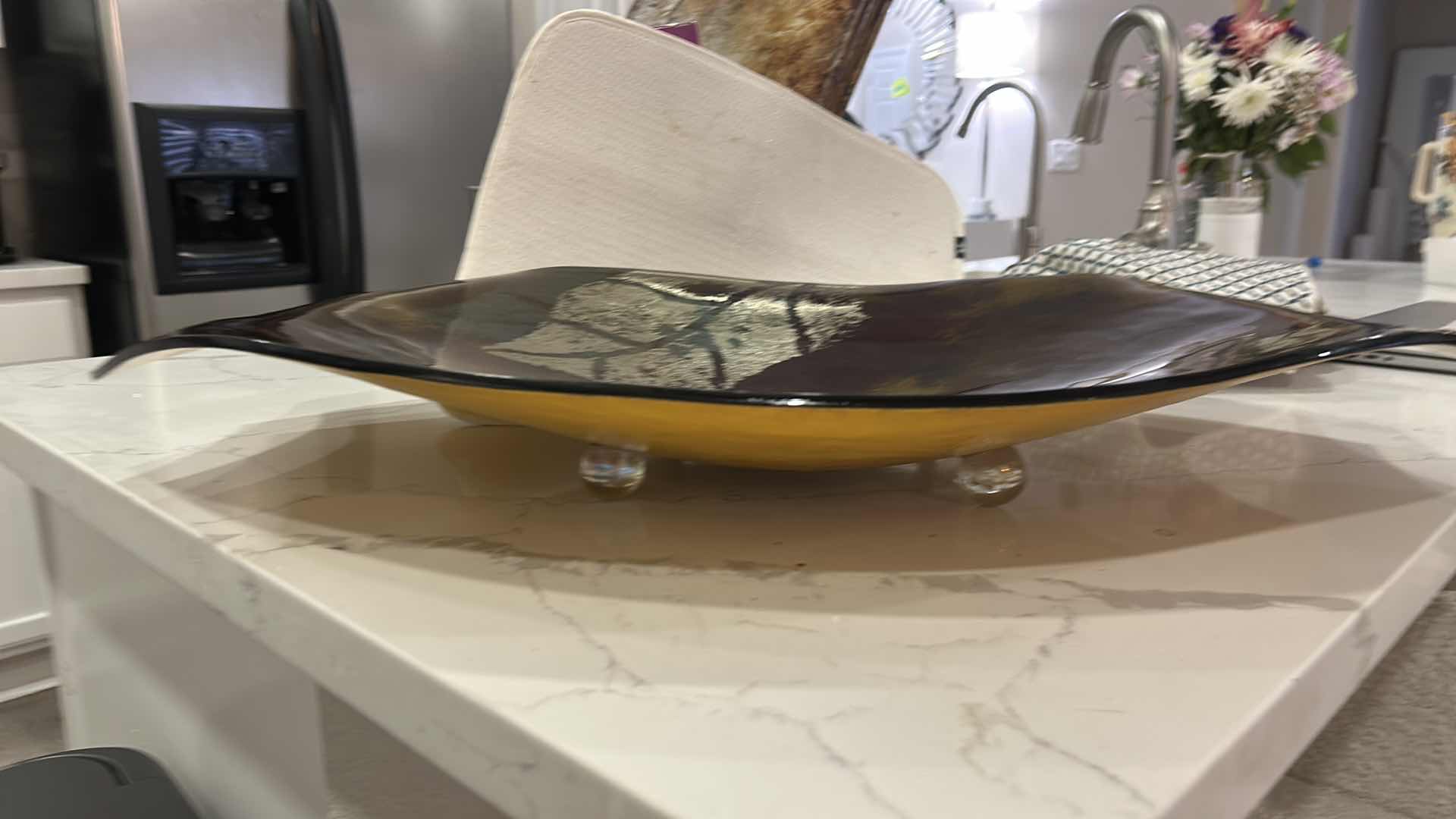 Photo 1 of CALIFORNIA ARTIST, HIGHLY COLLECTIBLE 20TH CENTURY DECORATIVE ART PIECE.- VINTAGE TONY EVANS ART GLASS OVAL PLATTER WITH METALLIC FOIL LEAF DESIGN.
FUSED GOLD OR SILVER FOIL LEAVES ON COLORED GLASS. 28” x 19 1/2” x H3.5”