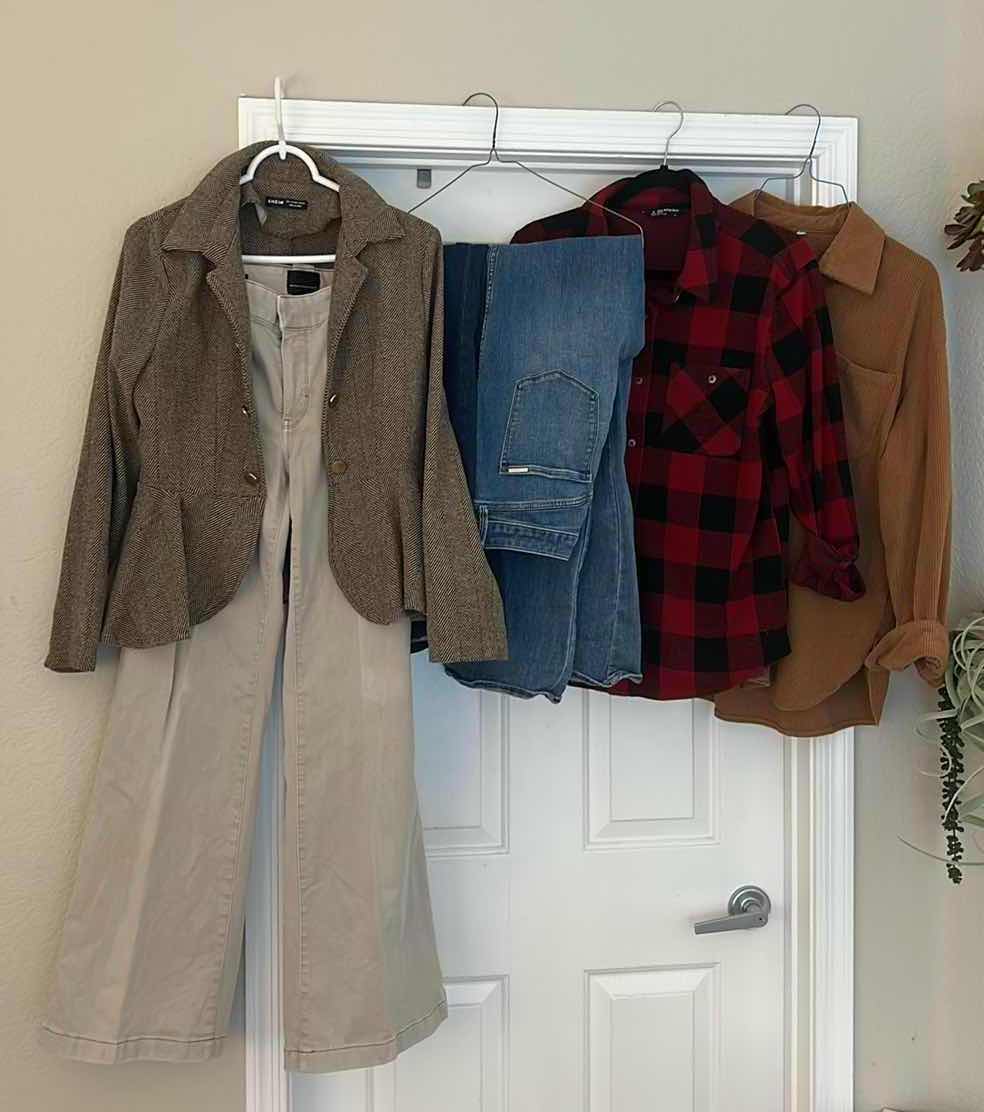 Photo 1 of WOMENSWEAR - 6 PIECES WOMENS CLOTHING SIZE MED