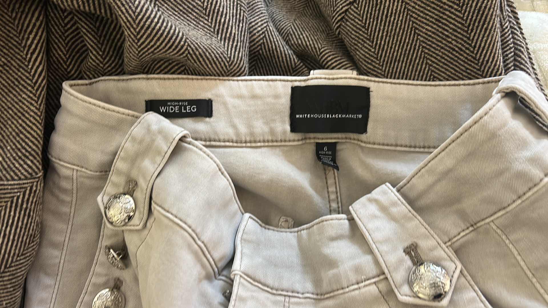 Photo 1 of WOMENSWEAR - 6 PIECES WOMENS CLOTHING SIZE MED