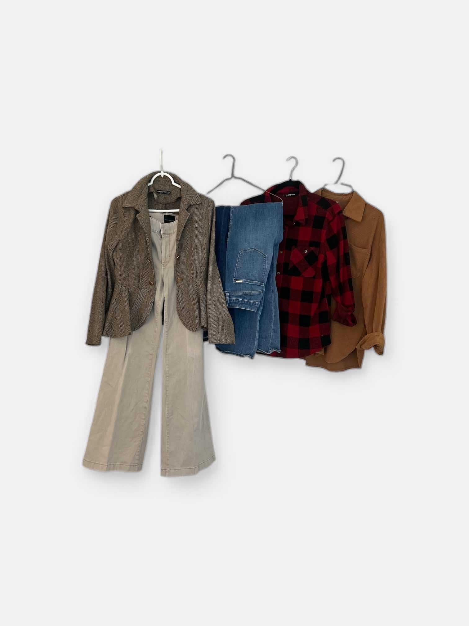 Photo 1 of WOMENSWEAR - 6 PIECES WOMENS CLOTHING SIZE MED