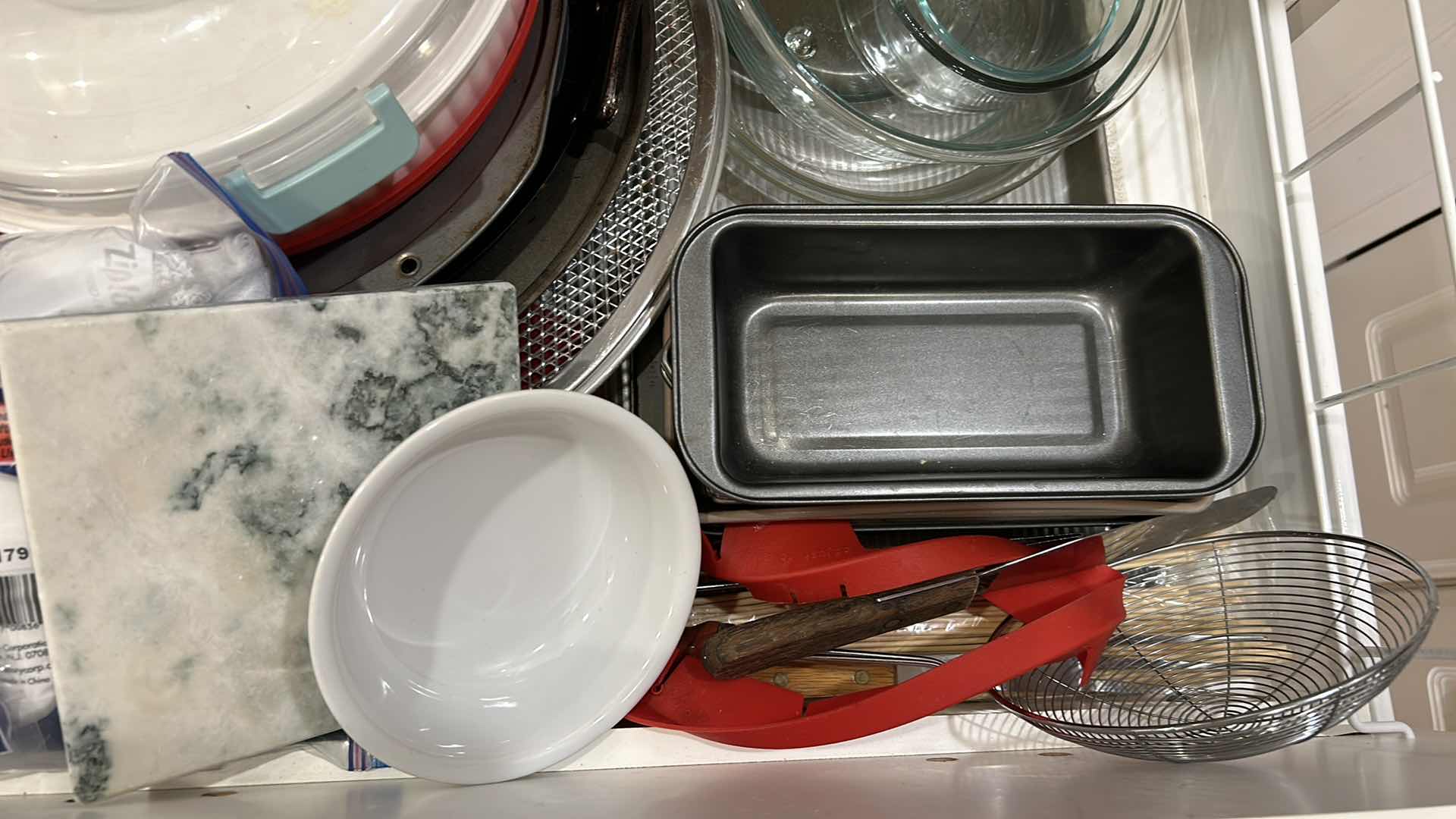 Photo 2 of CONTENTS OF DRAWER- BAKING PYREX BOWLS