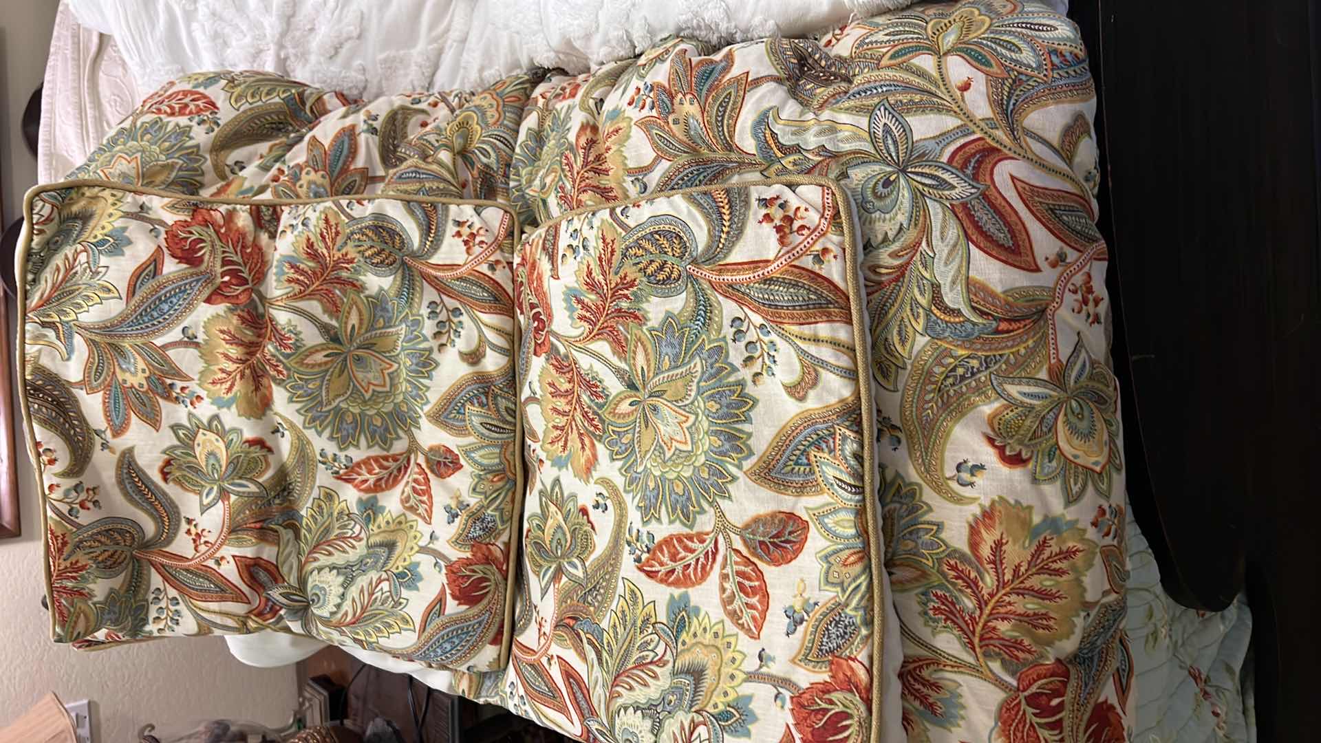 Photo 3 of 3-QUEEN BED SETS W PILLOW SHAMS