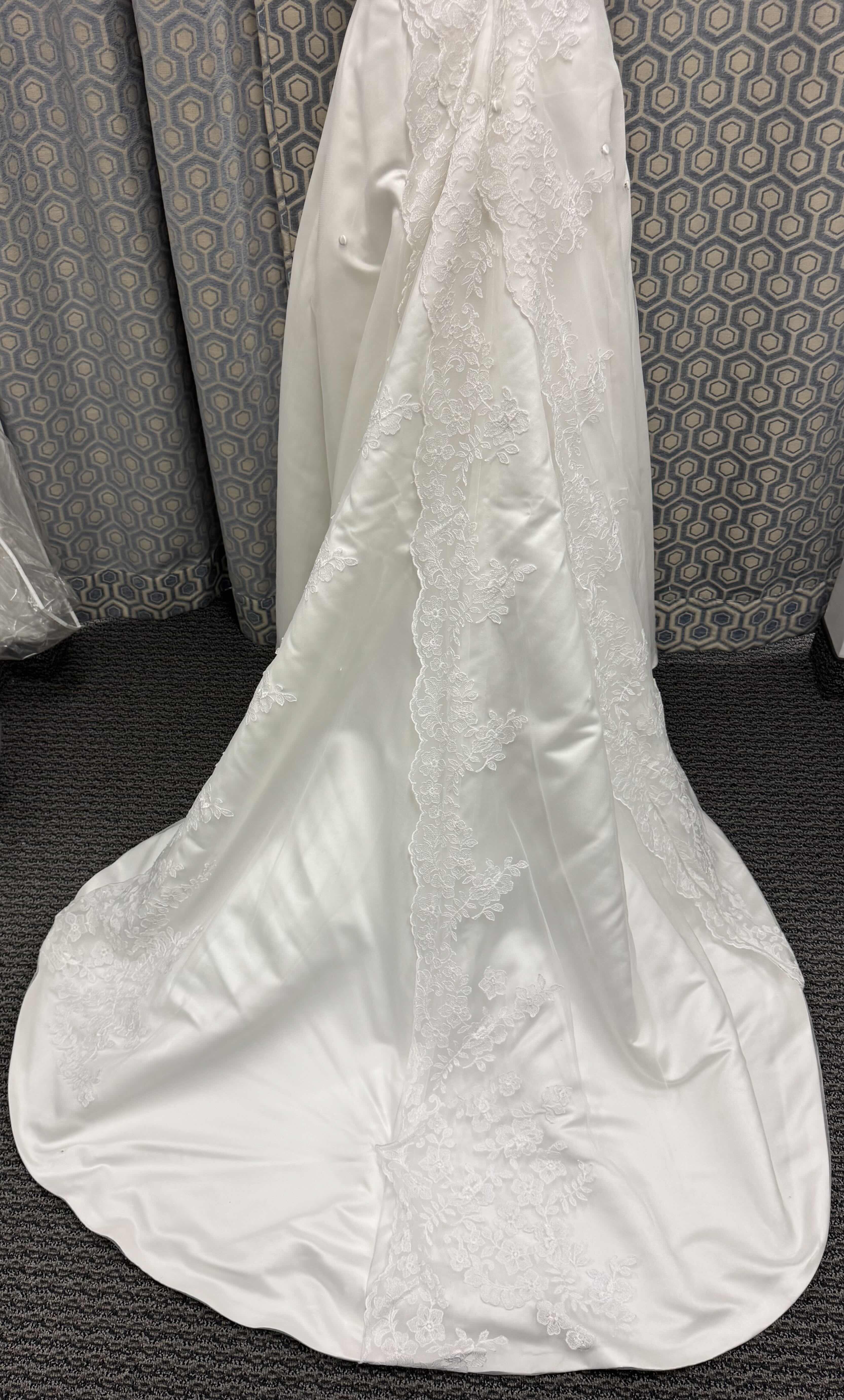 Photo 1 of BRIDAL GOWN "MAGGIE SOTTERO" ONE PIECE STRAPPLES GOWN LACE DIAMOND WHITE SIZE 00