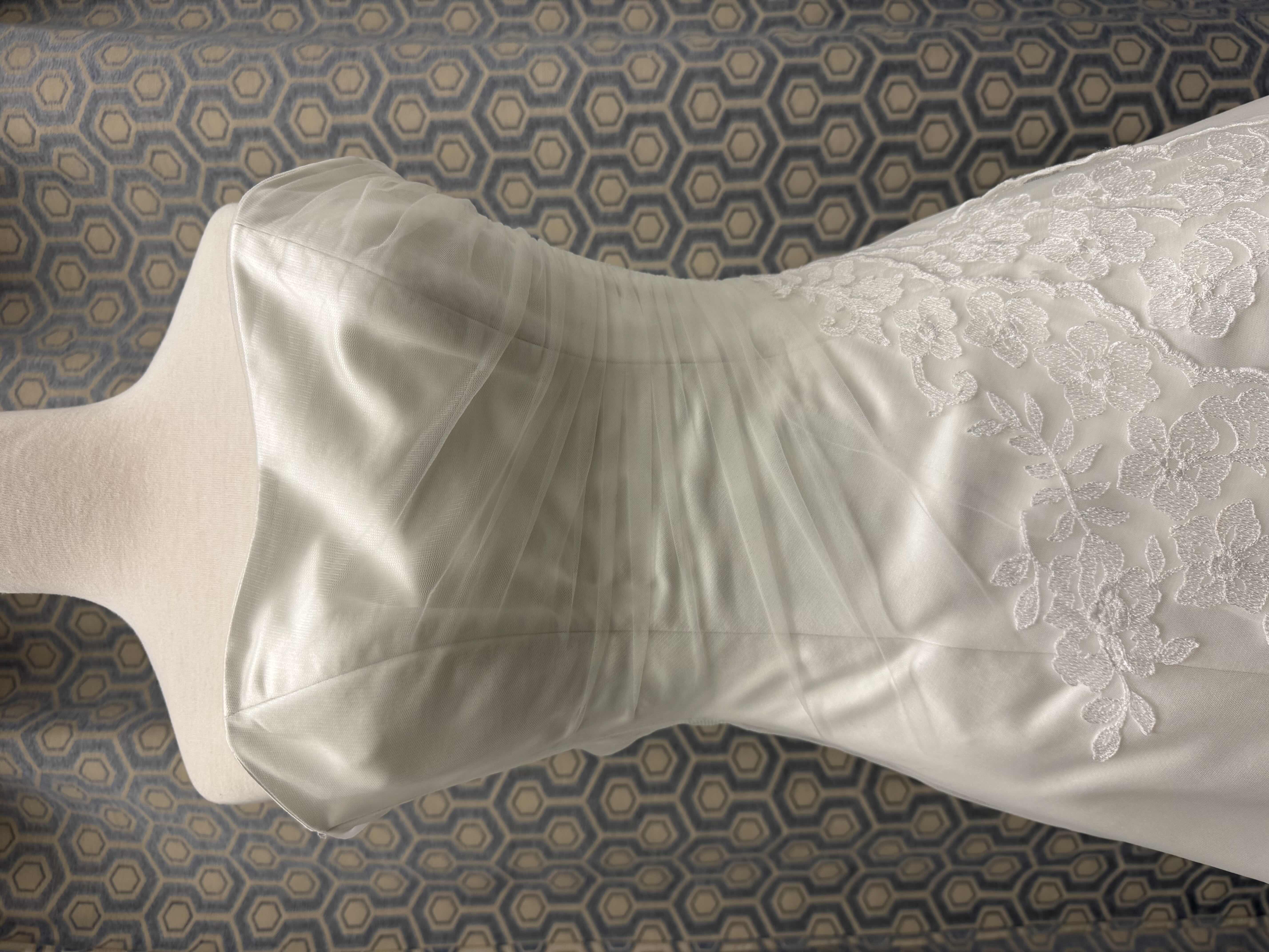 Photo 1 of BRIDAL GOWN "MAGGIE SOTTERO" ONE PIECE STRAPPLES GOWN LACE DIAMOND WHITE SIZE 00