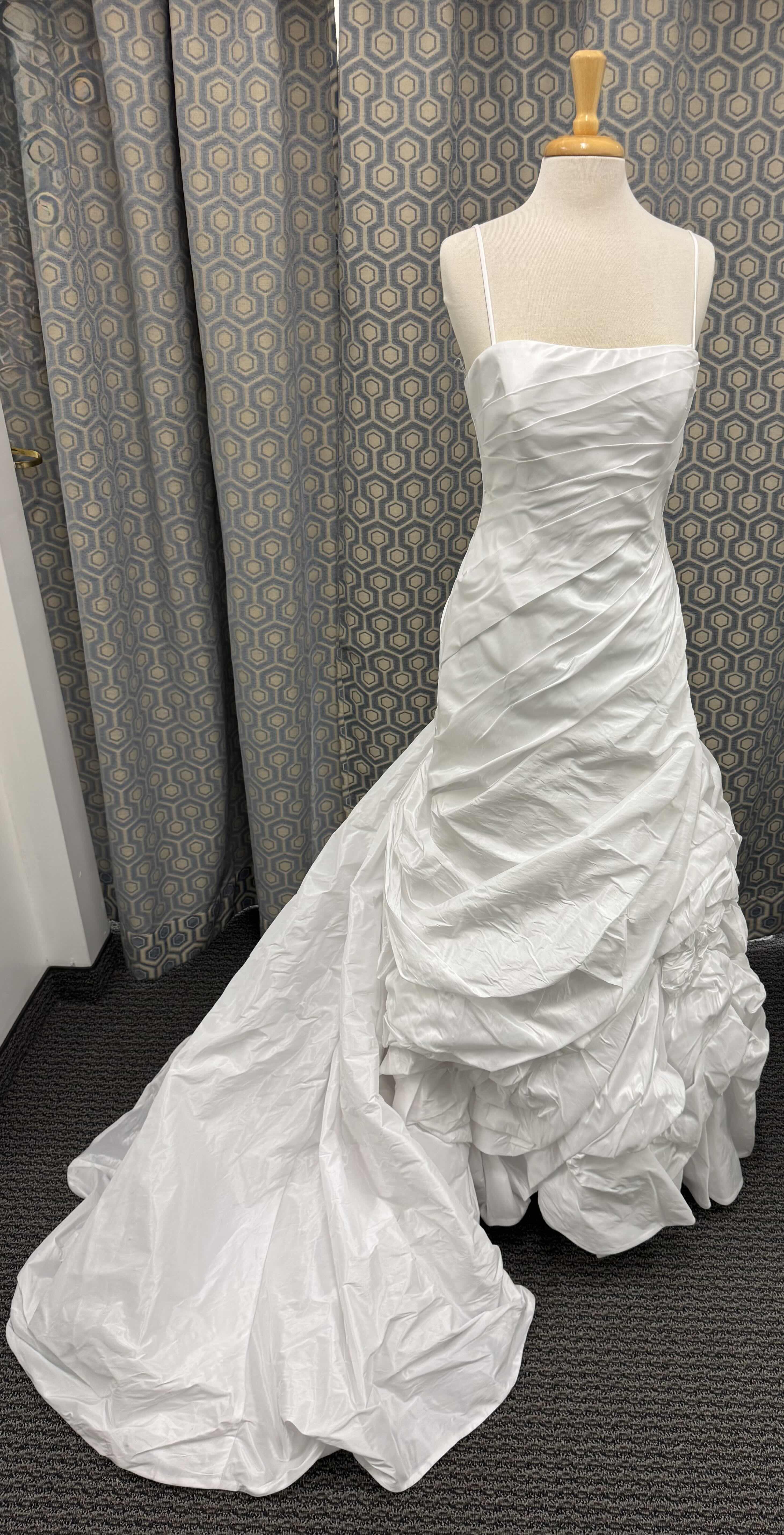 Photo 1 of 
mBRIDAL GOWN ENZOANI  FINNA D WHITE GOWN SIZE 12