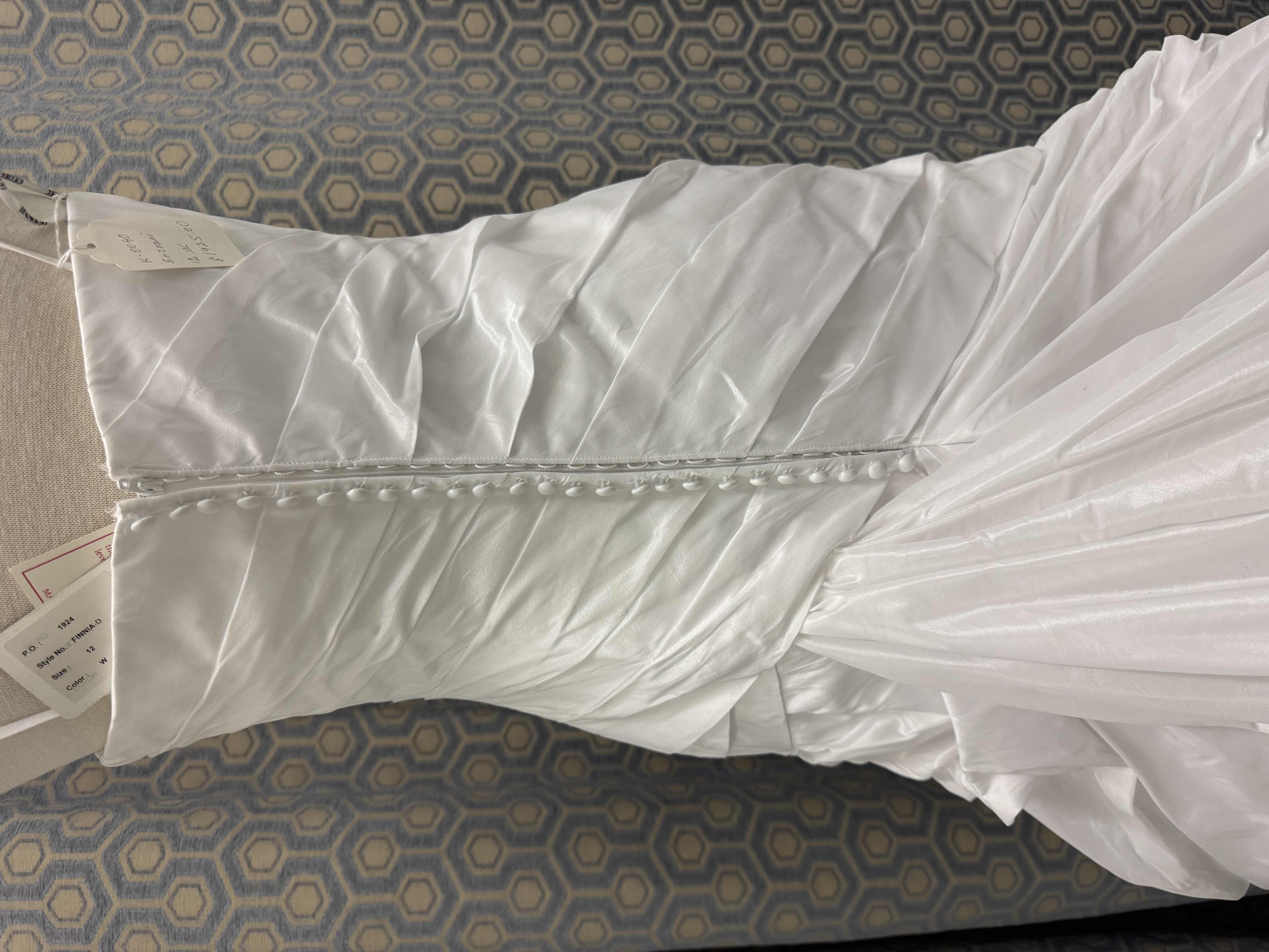 Photo 1 of 
mBRIDAL GOWN ENZOANI  FINNA D WHITE GOWN SIZE 12
