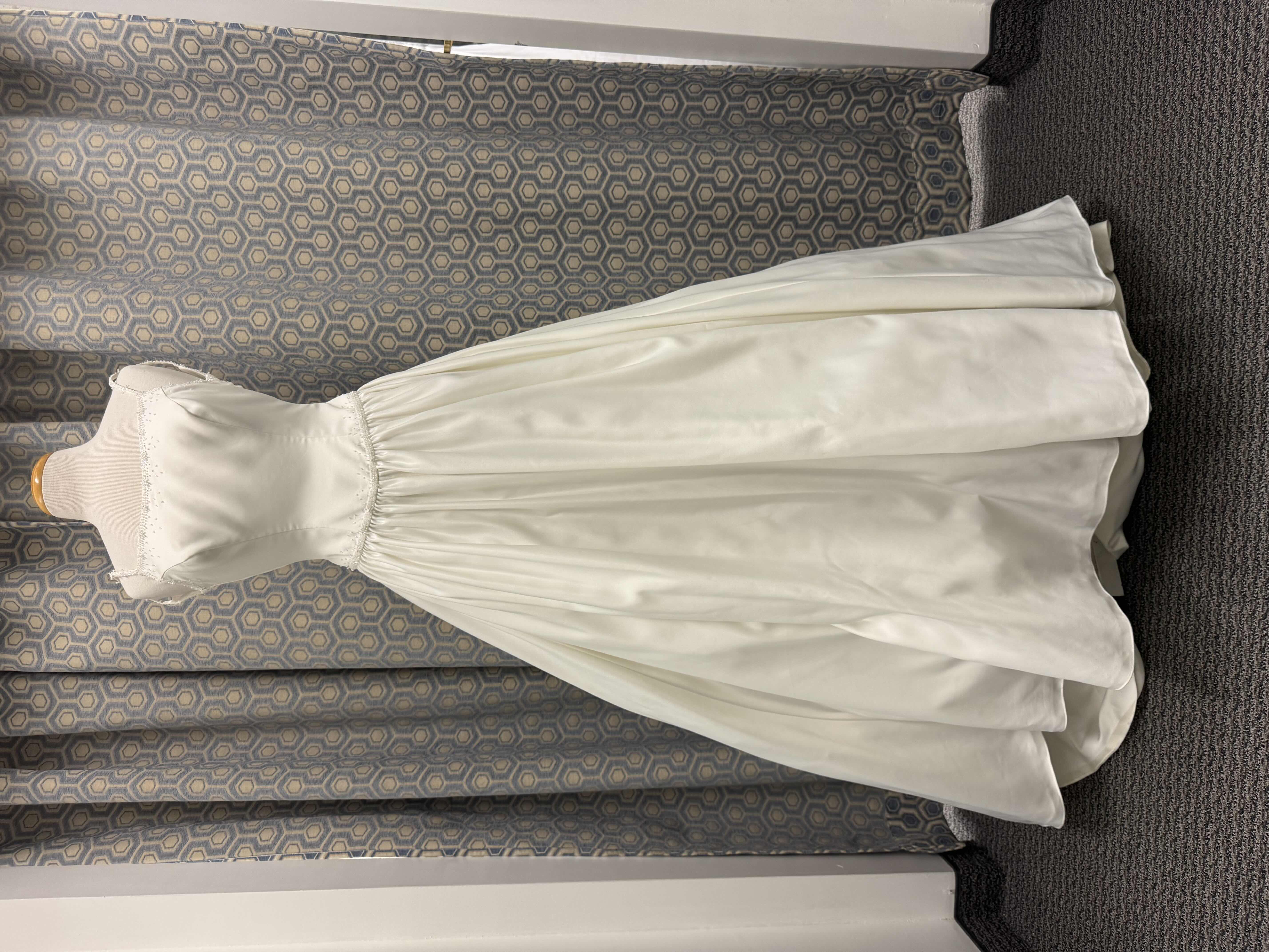 Photo 1 of 
BRIDAL GOWN KATHRYN LA CROIX SPAGHETTI STRAP BEADED SATIN FULL SKIRT BEADED NECKLINE IVORY SIZE 6