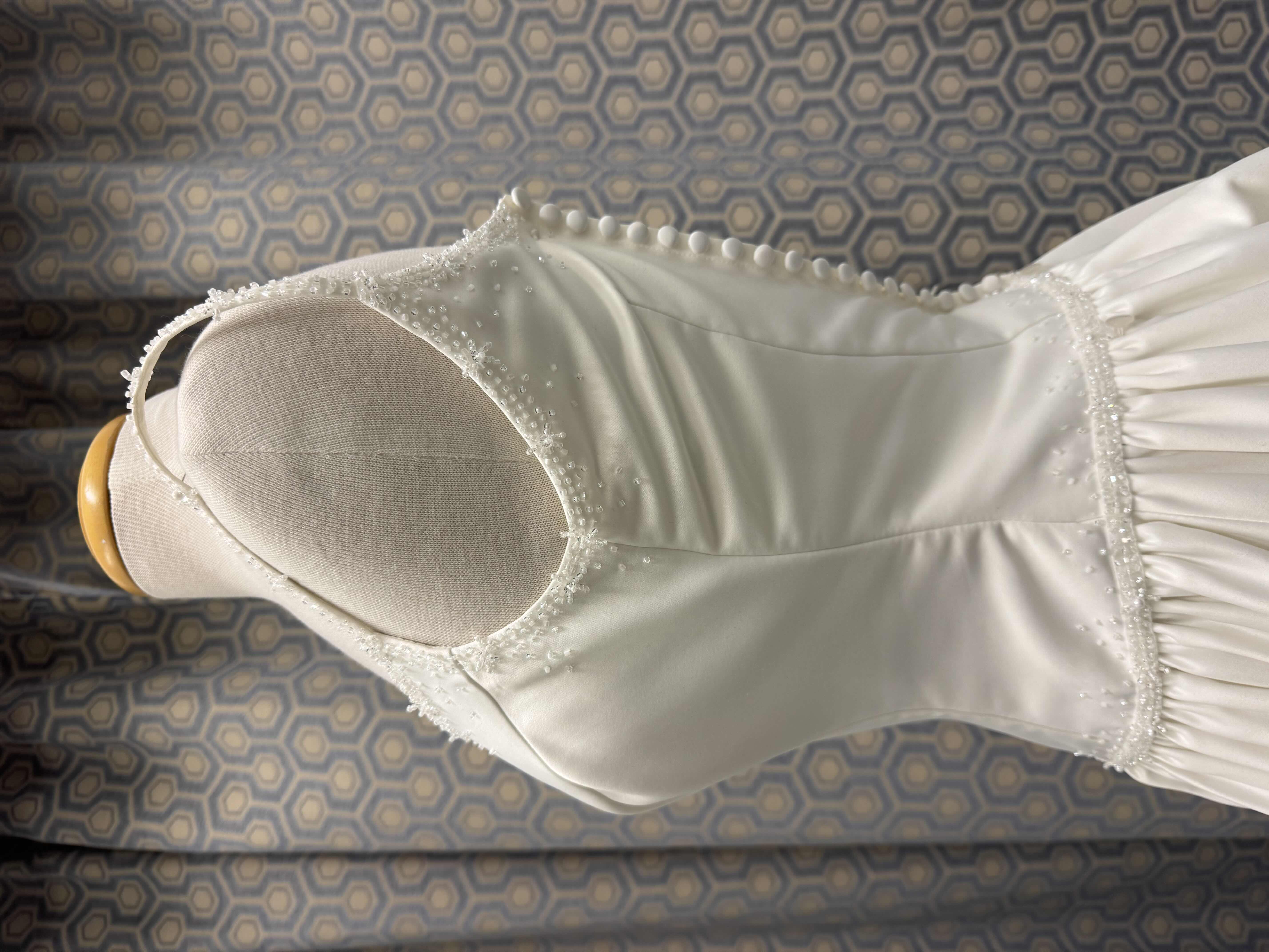 Photo 1 of 
BRIDAL GOWN KATHRYN LA CROIX SPAGHETTI STRAP BEADED SATIN FULL SKIRT BEADED NECKLINE IVORY SIZE 6