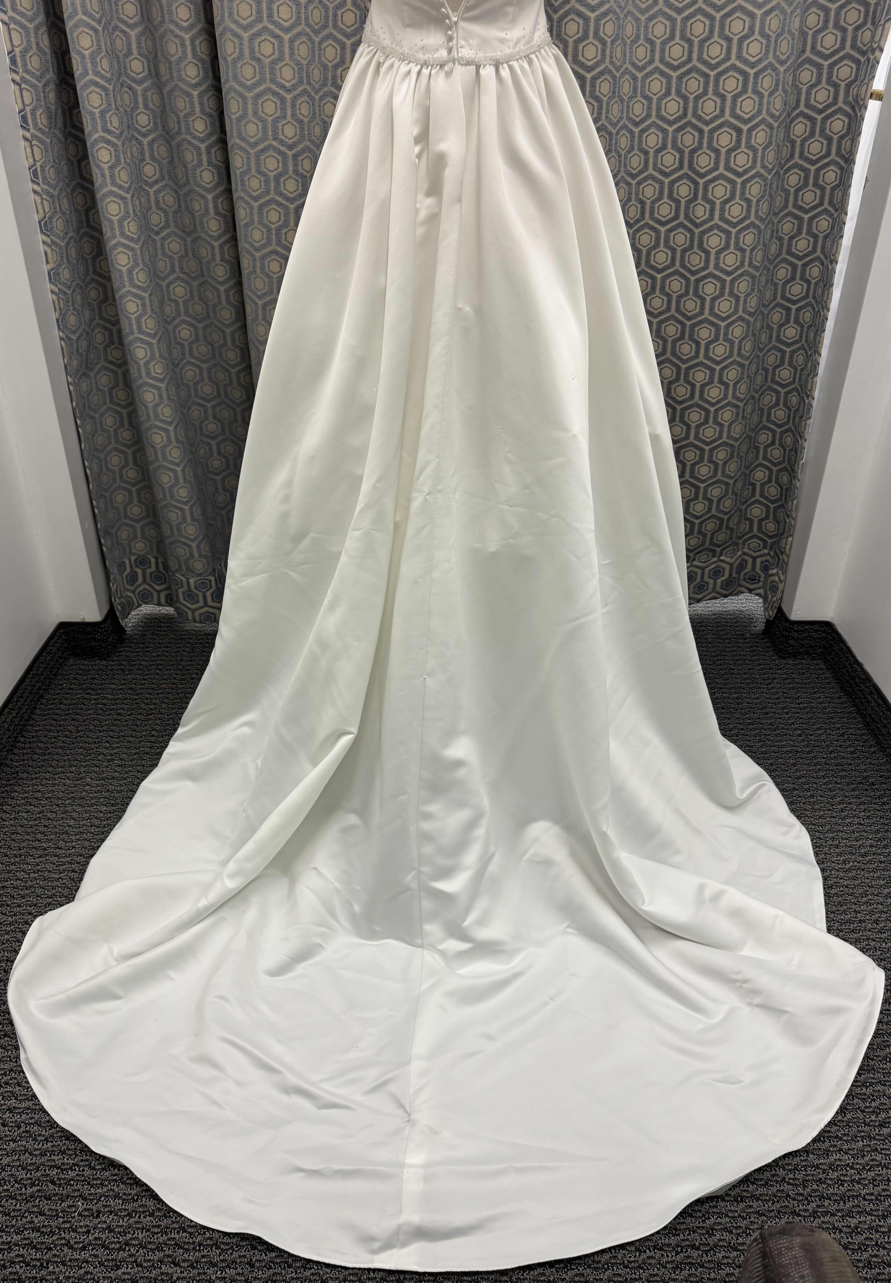 Photo 1 of 
BRIDAL GOWN KATHRYN LA CROIX SPAGHETTI STRAP BEADED SATIN FULL SKIRT BEADED NECKLINE IVORY SIZE 6