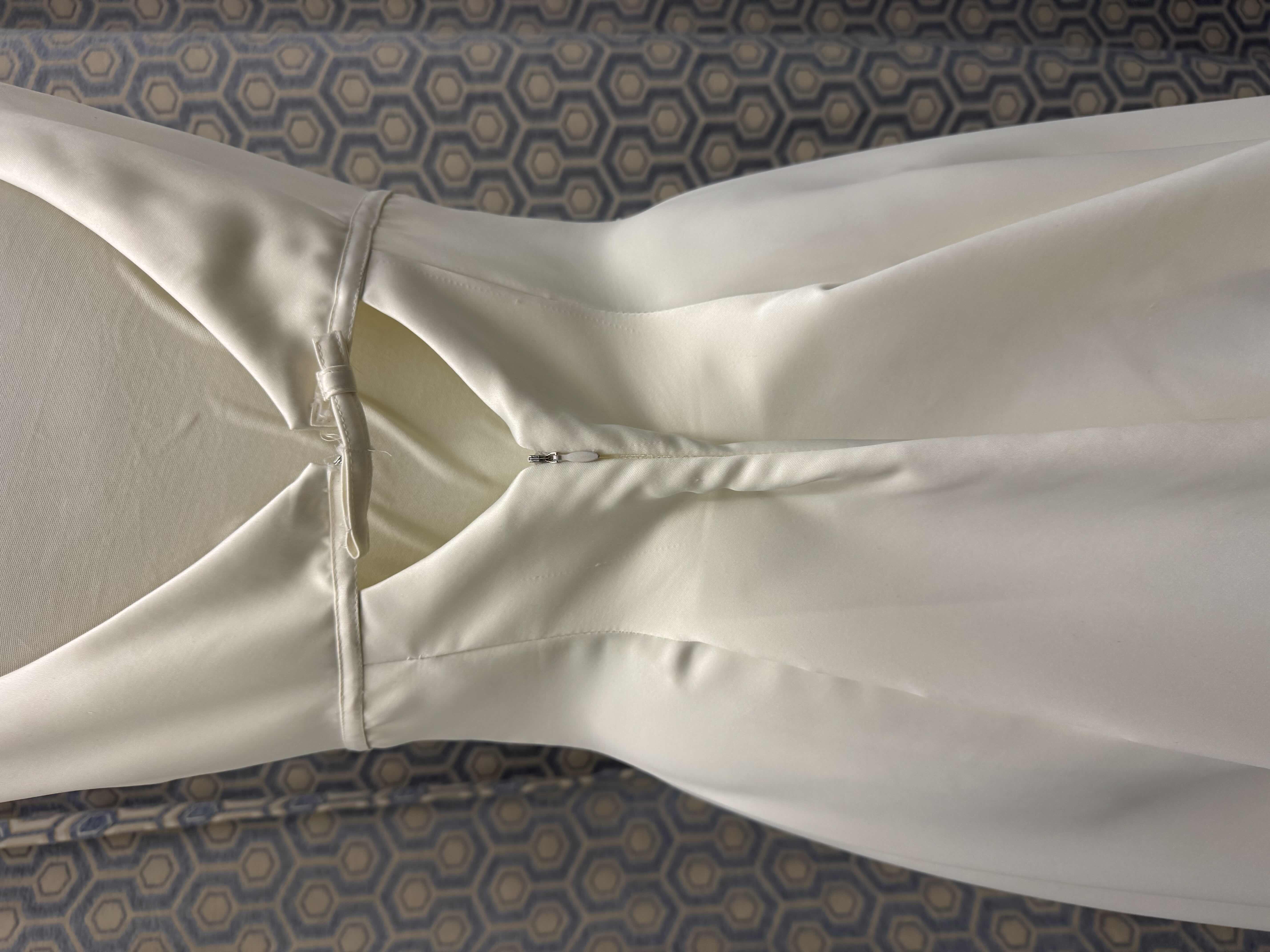 Photo 1 of BRIDAL GOWN JESSICA MCCLINTOCK ONE PIECE A LINE PORTRAIT NECK SATIN GOWN IVORY SIZE 8