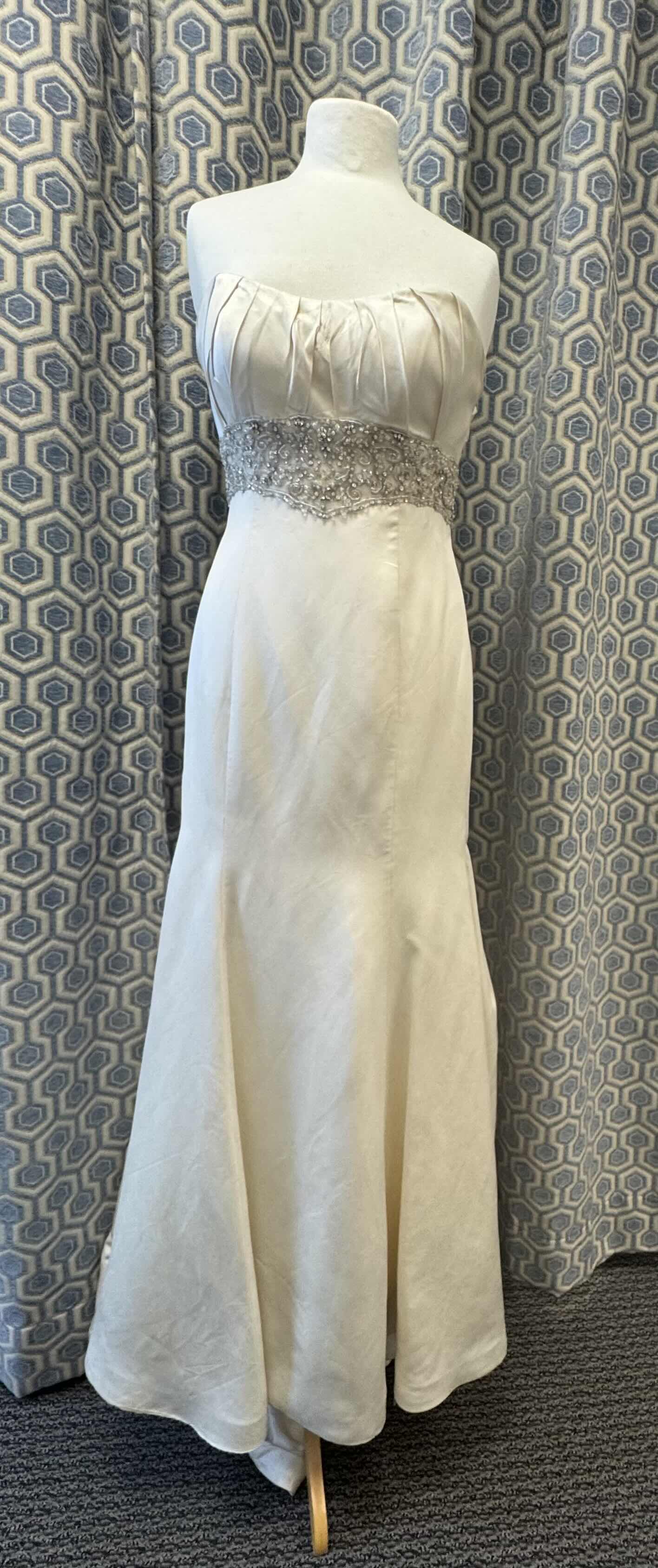 Photo 1 of BRIDAL GOWN CASABLANCA COUTURE SILK MERMAID GOWN PLEATED BUST WITH A SCOOP NECKLINE SHORT TRAIN IVORY SIZE 8