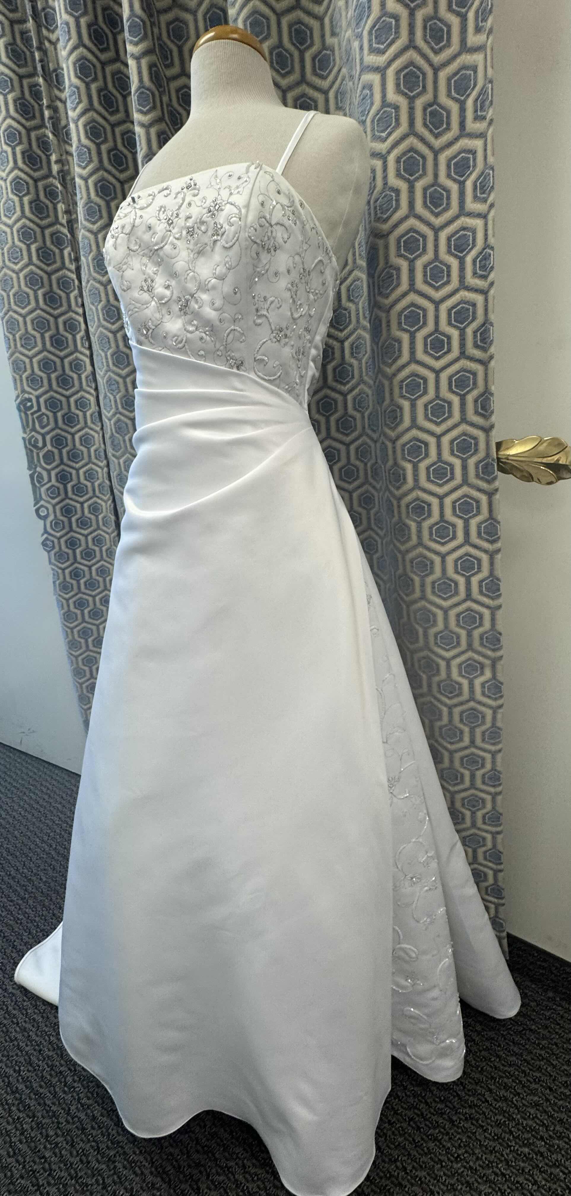 Photo 1 of BRIDAL GOWN MICHAEL ANGELO STRAPLESS A LINE GOWN FEATURES AN ASYMMETRICAL DRAPED THE FRONT NECKLINE IS EMBELLISHED WITH SWAROVSKI CRYSTALS DIAMOND WHITE SIZE 10