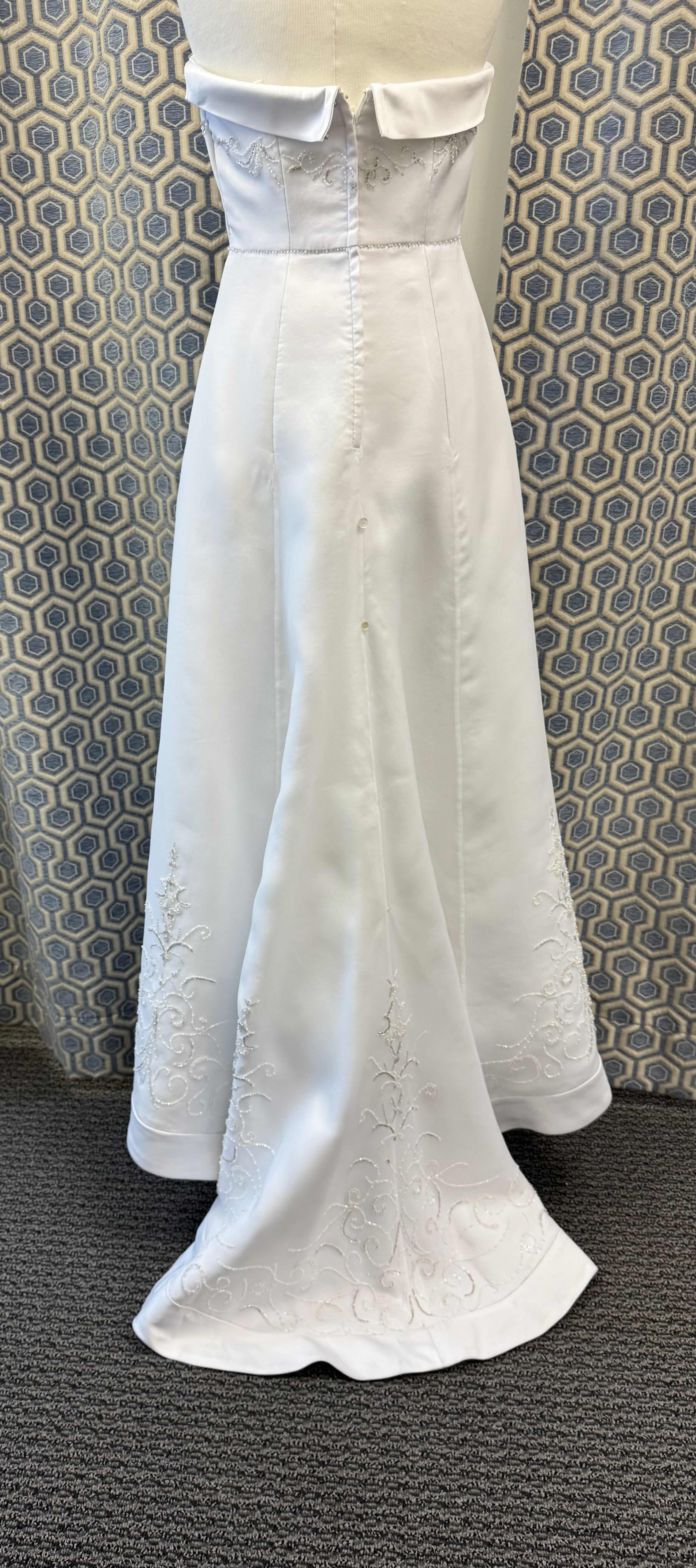 Photo 1 of BRIDAL GOWN LANDA A LINE SATIN BEADED ORGAZA OVER MATTE SATIN WHITE SIZE 10