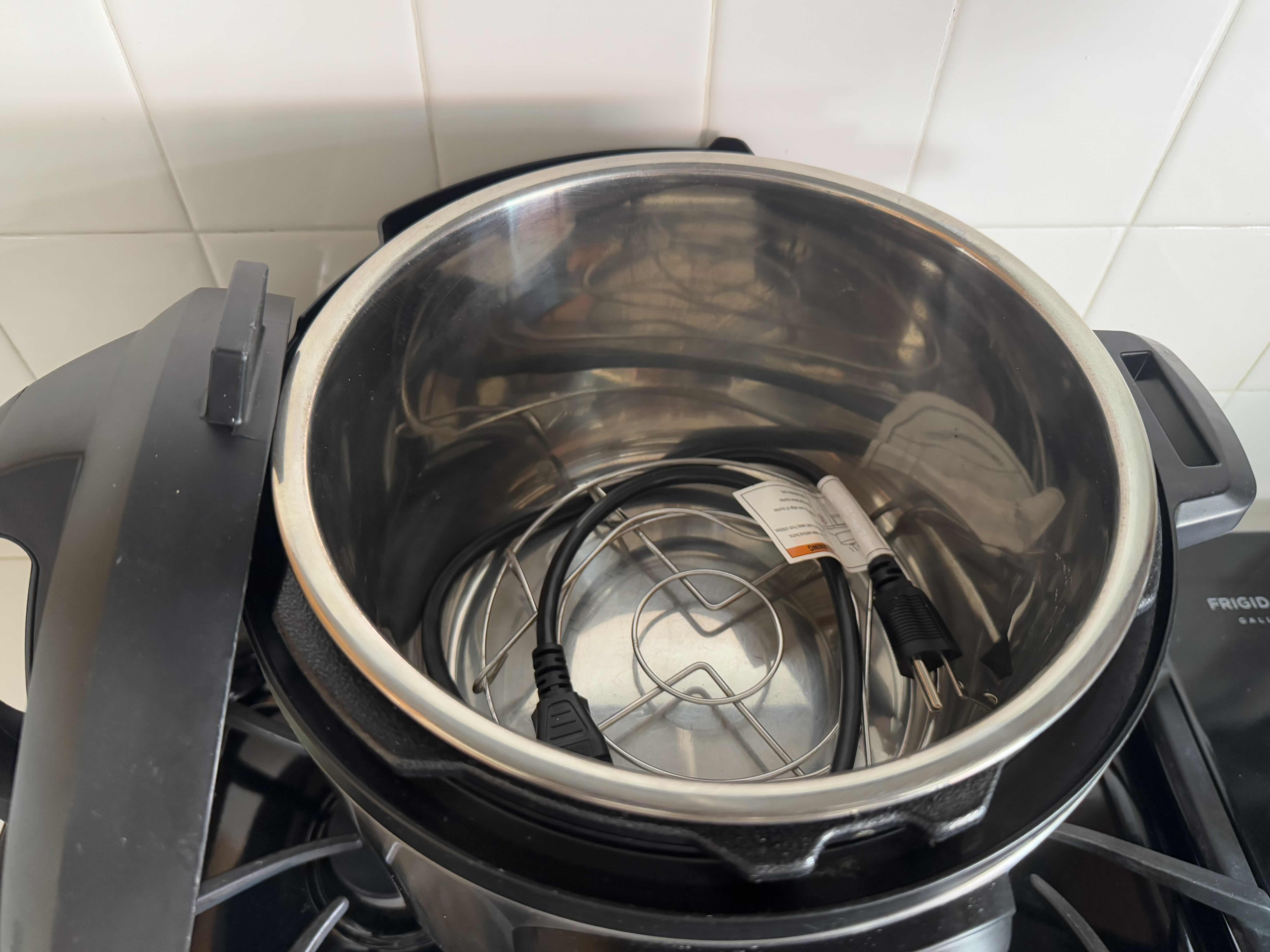 Photo 1 of 6 QT INSTANT POT.