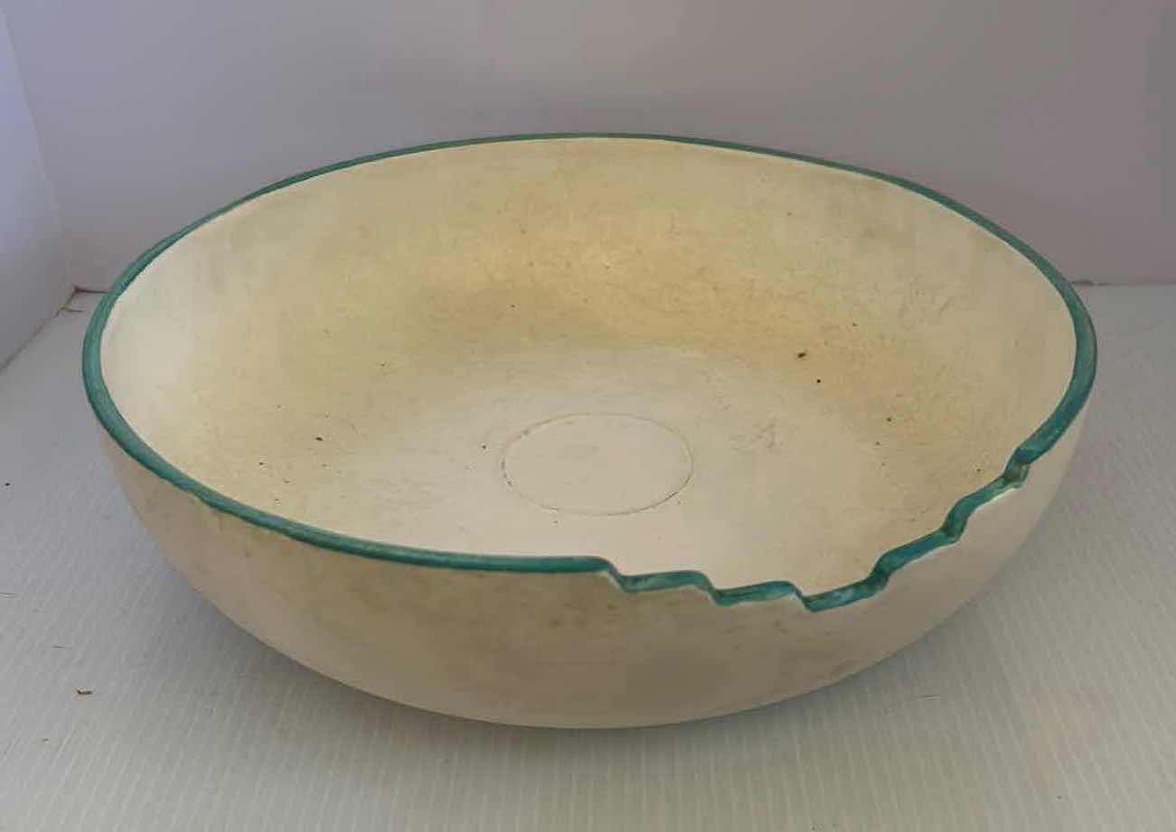 Photo 1 of VINTAGE 1987 TREASURE CHIP DIP BOWL. kITCHEN WARE-SERVING BOWL