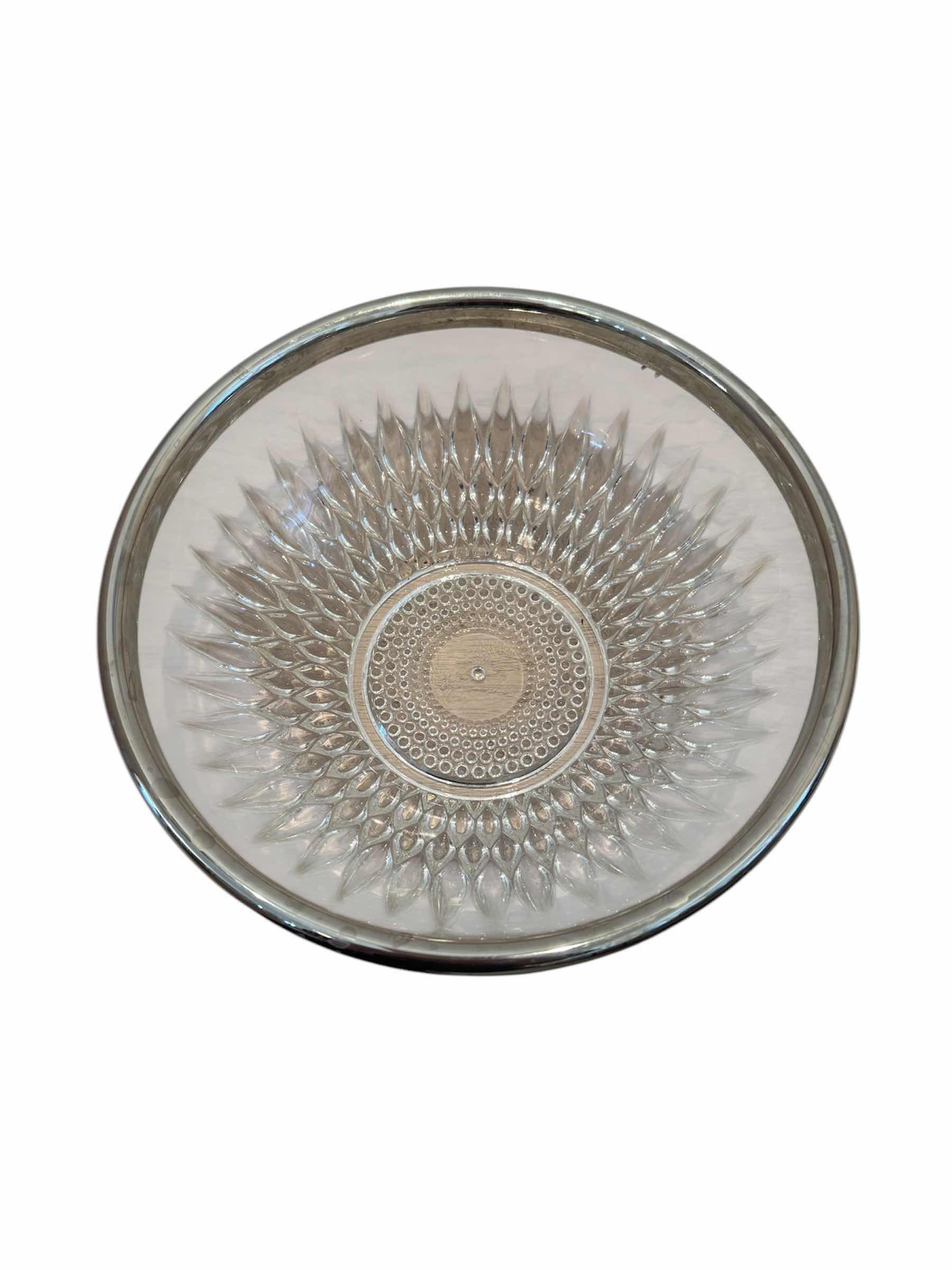 Photo 1 of VINTAGE CRYSTAL AND SILVER PLATED BOWL AND CAKE PLATE

BOWL
9” X H4”

CAKE PLATE 
6.5” X H3”