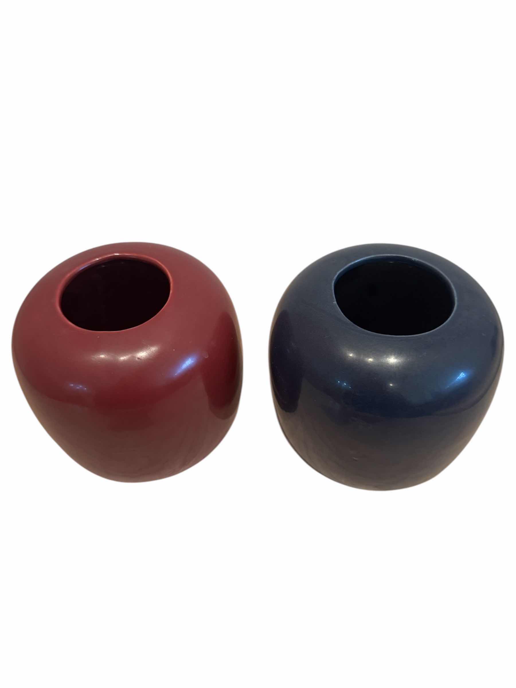 Photo 1 of VINTAGE GLASS BOWL AND 2 CERAMIC VASES

BOWL
12” X H6”

VASES
4” X H4.75”
