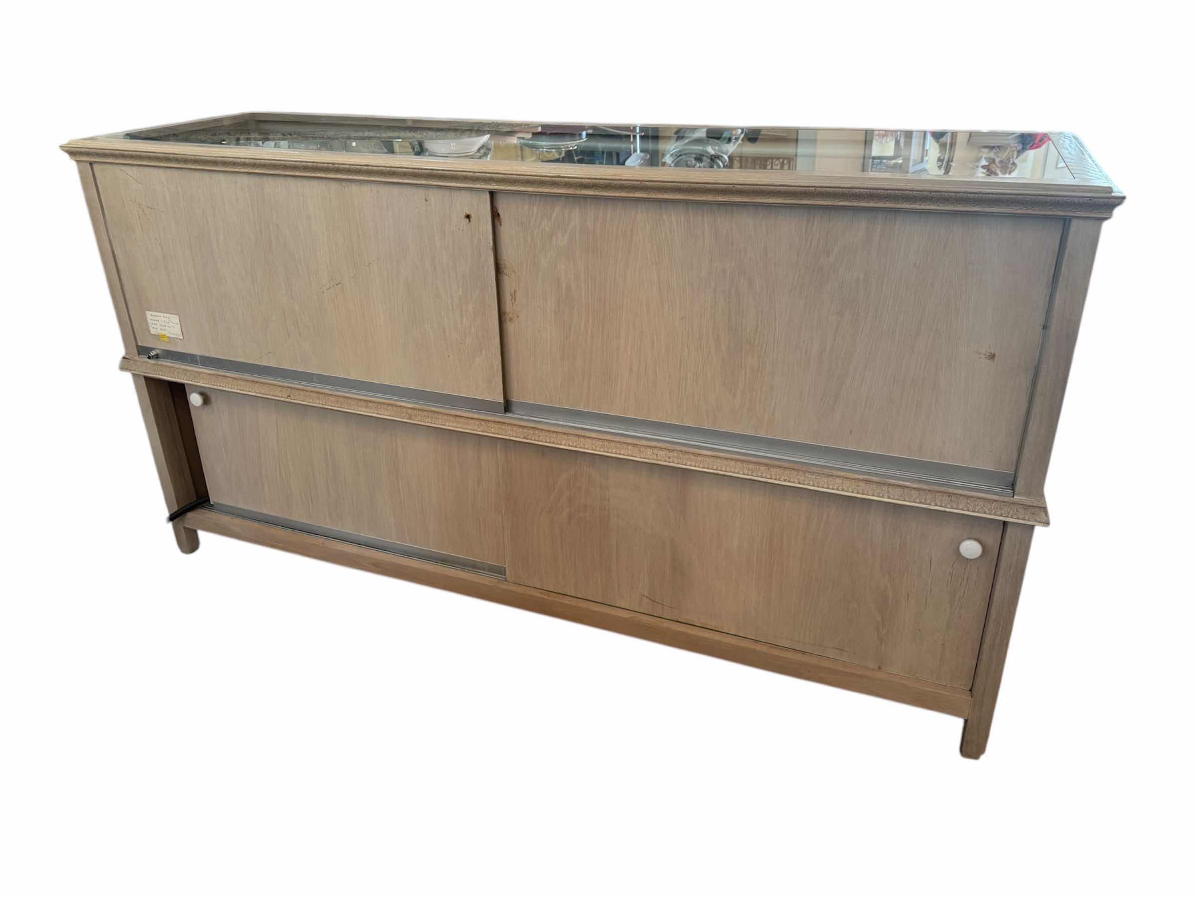 Photo 1 of DISPLAY CASE, GLASS SHOWCASE, GLASS COUNTERTOP

70.5” X 21” X H37.5”
